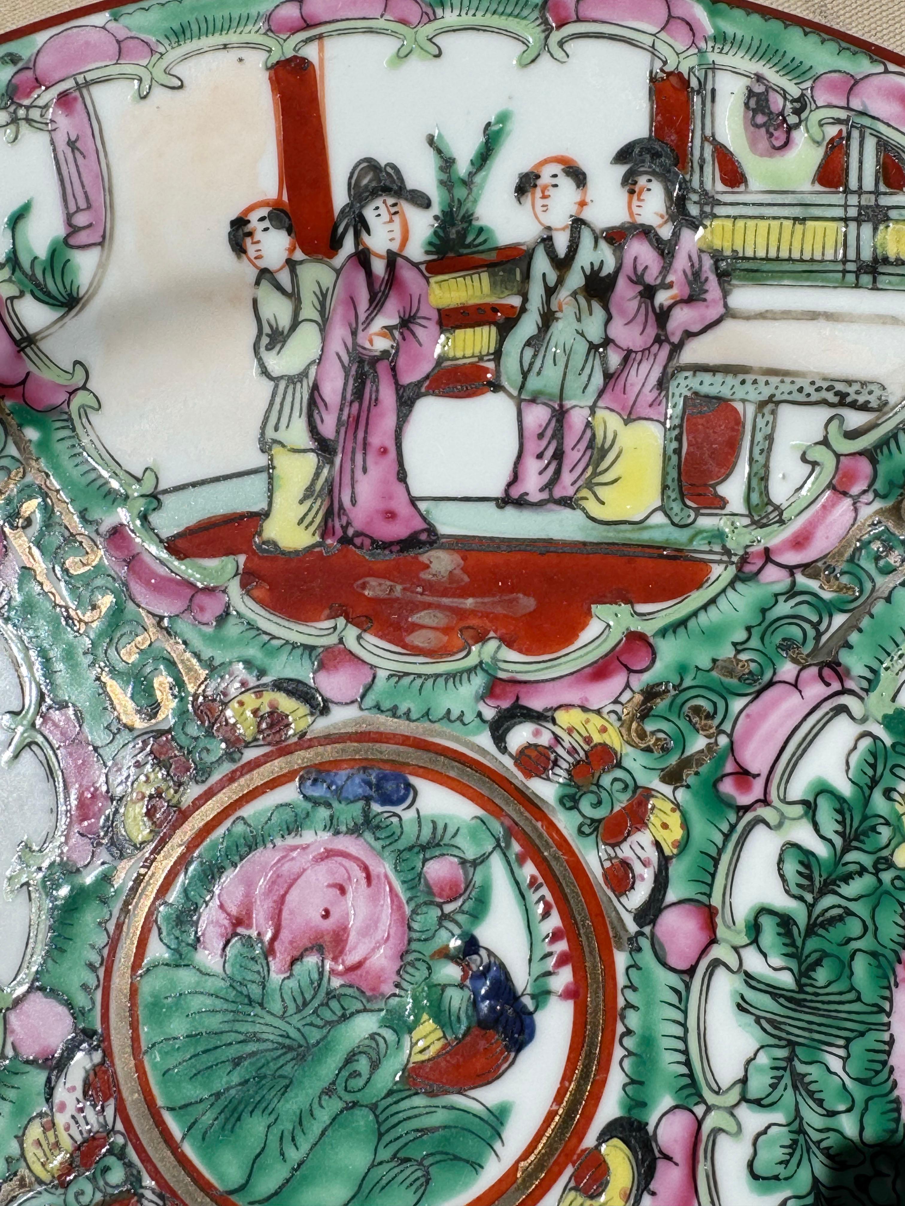 Cinese Piatto in porcellana Famille Rose da esportazione cinese, marchio del regno di Qianlong (1735-1796) in vendita