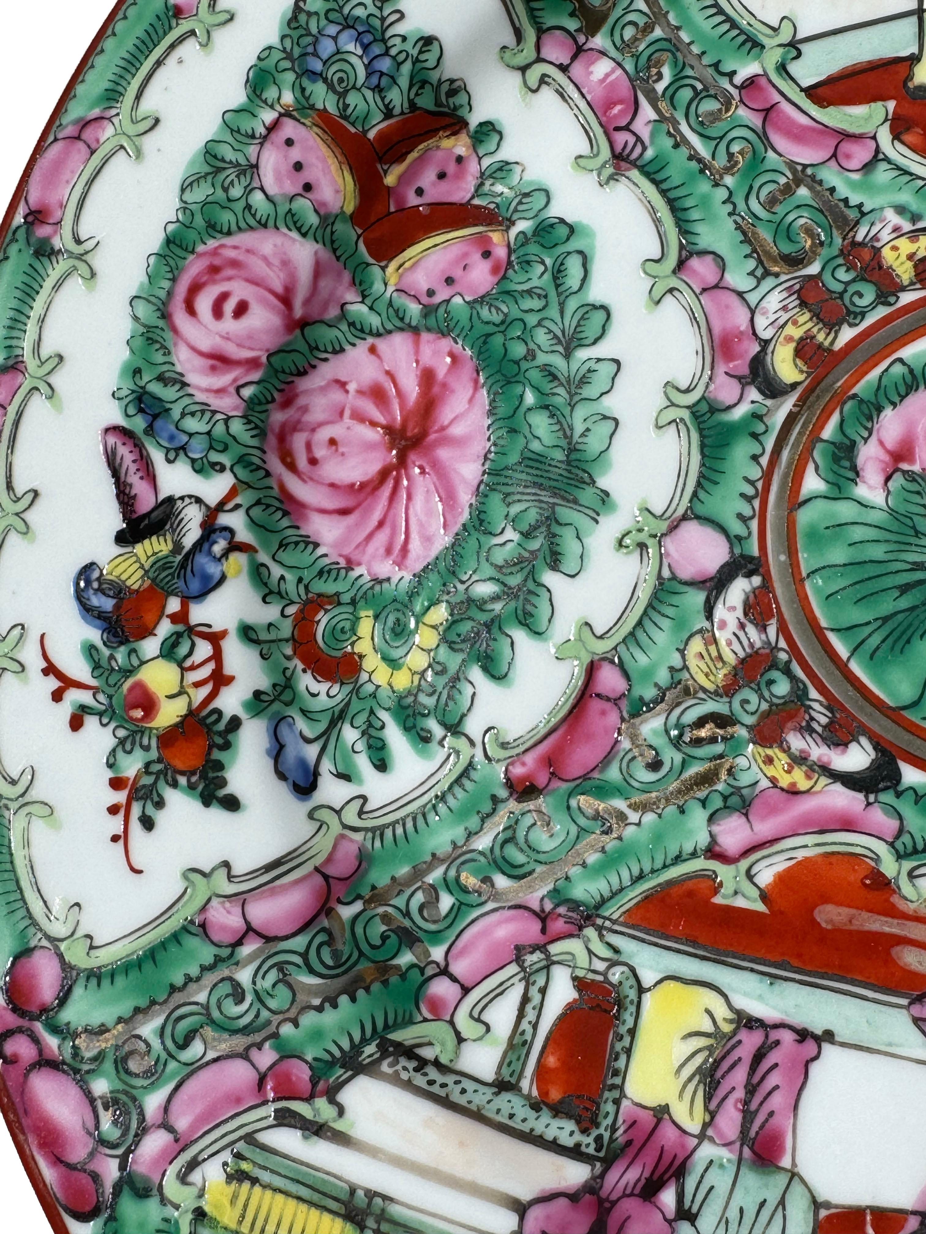 Piatto in porcellana Famille Rose da esportazione cinese, marchio del regno di Qianlong (1735-1796) In condizioni buone in vendita a Clearwater, FL