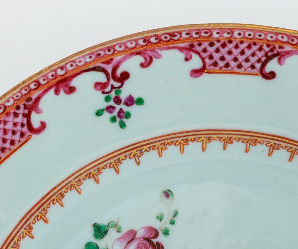 Pair of Chinese Export Famille Rose Porcelain Circular Plates, Qianlong Period, circa 1760, with hand-painted rose flower motifs. 9.25