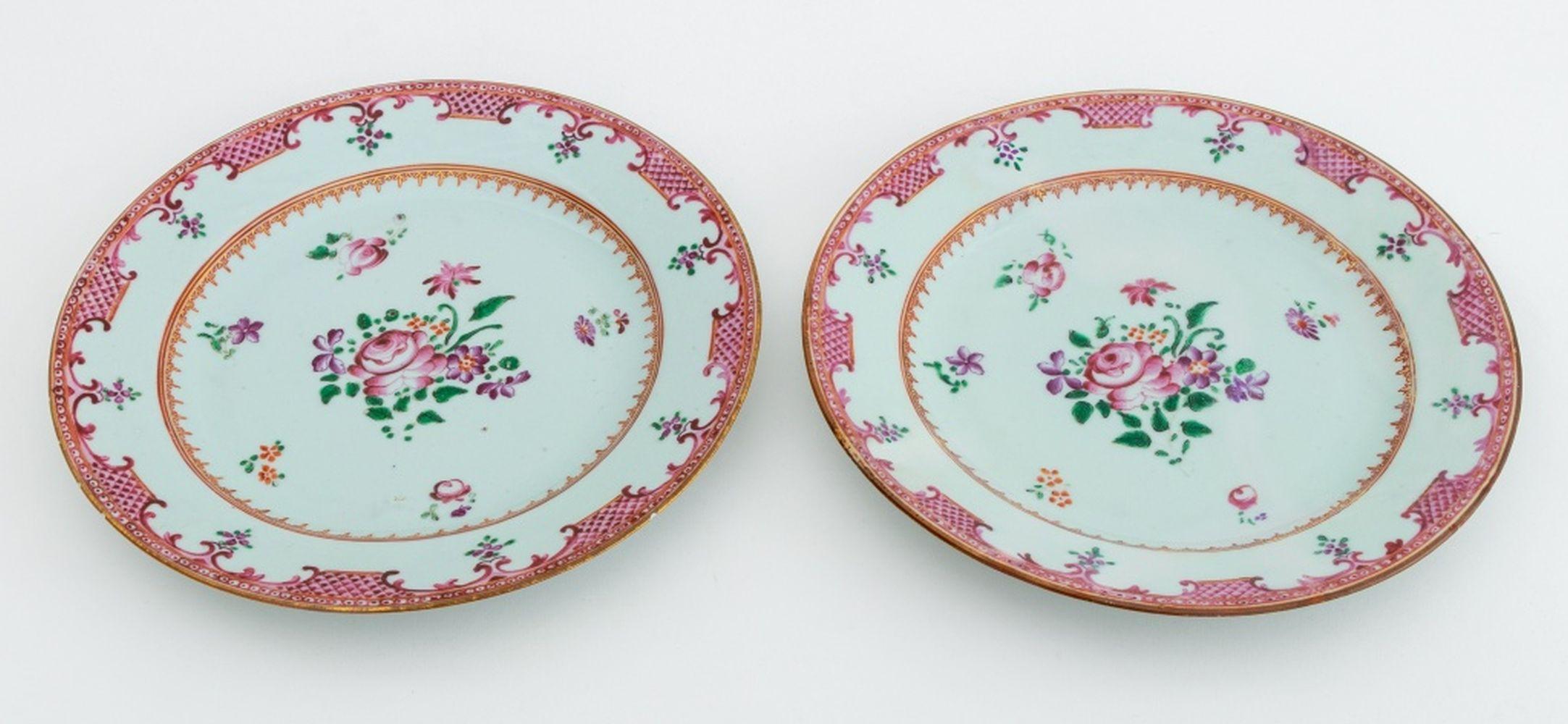 Chinese Export Famille Rose Porcelain Plates, Pair Chino en venta