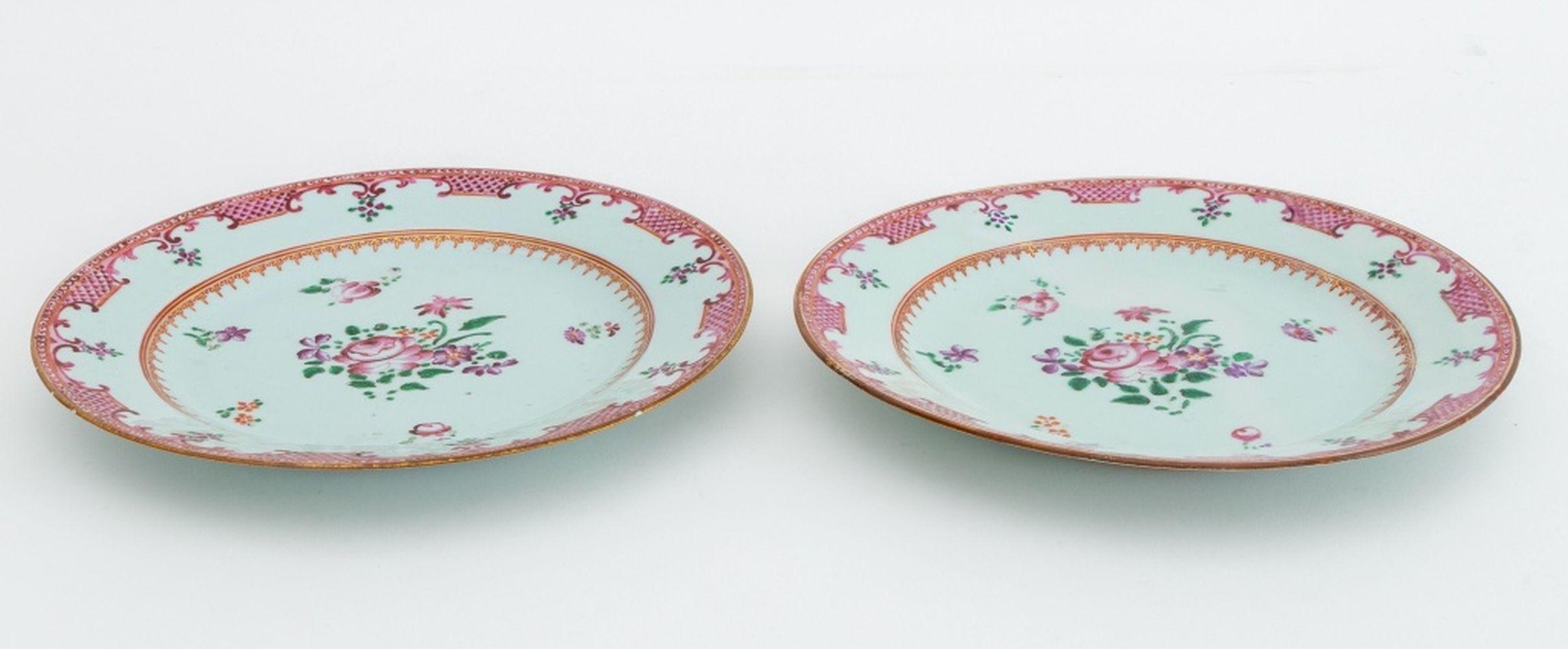 Chinese Export Famille Rose Porcelain Plates, Pair en Bueno estado para la venta en Astoria, NY