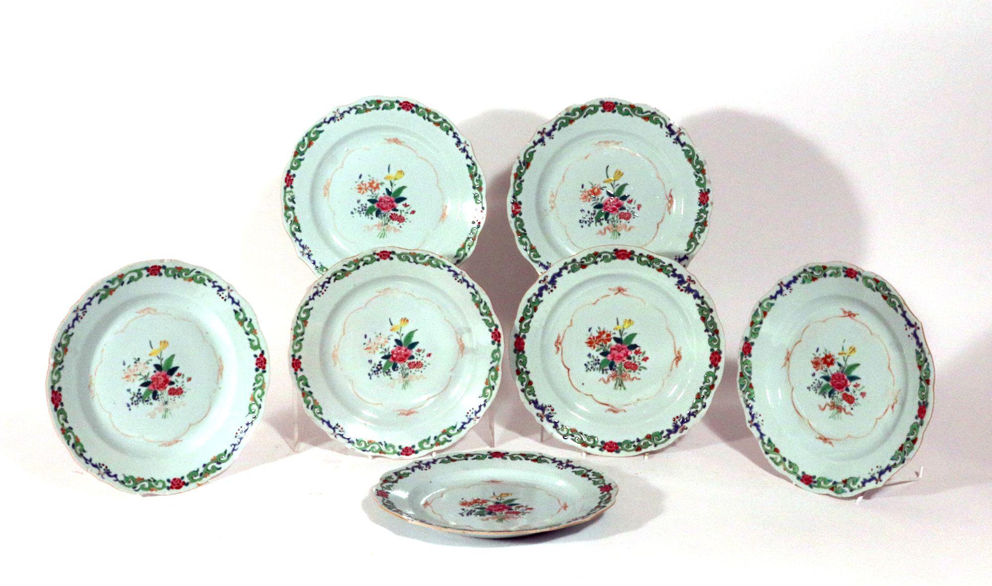 Piatti in porcellana Famille Rose da esportazione cinese con smalto verde, 
Set di dodici,
Circa 1775

I piatti in porcellana cinese da esportazione hanno un bordo ondulato decorato con una fascia continua di foglie e fiori in smalto verde e famille