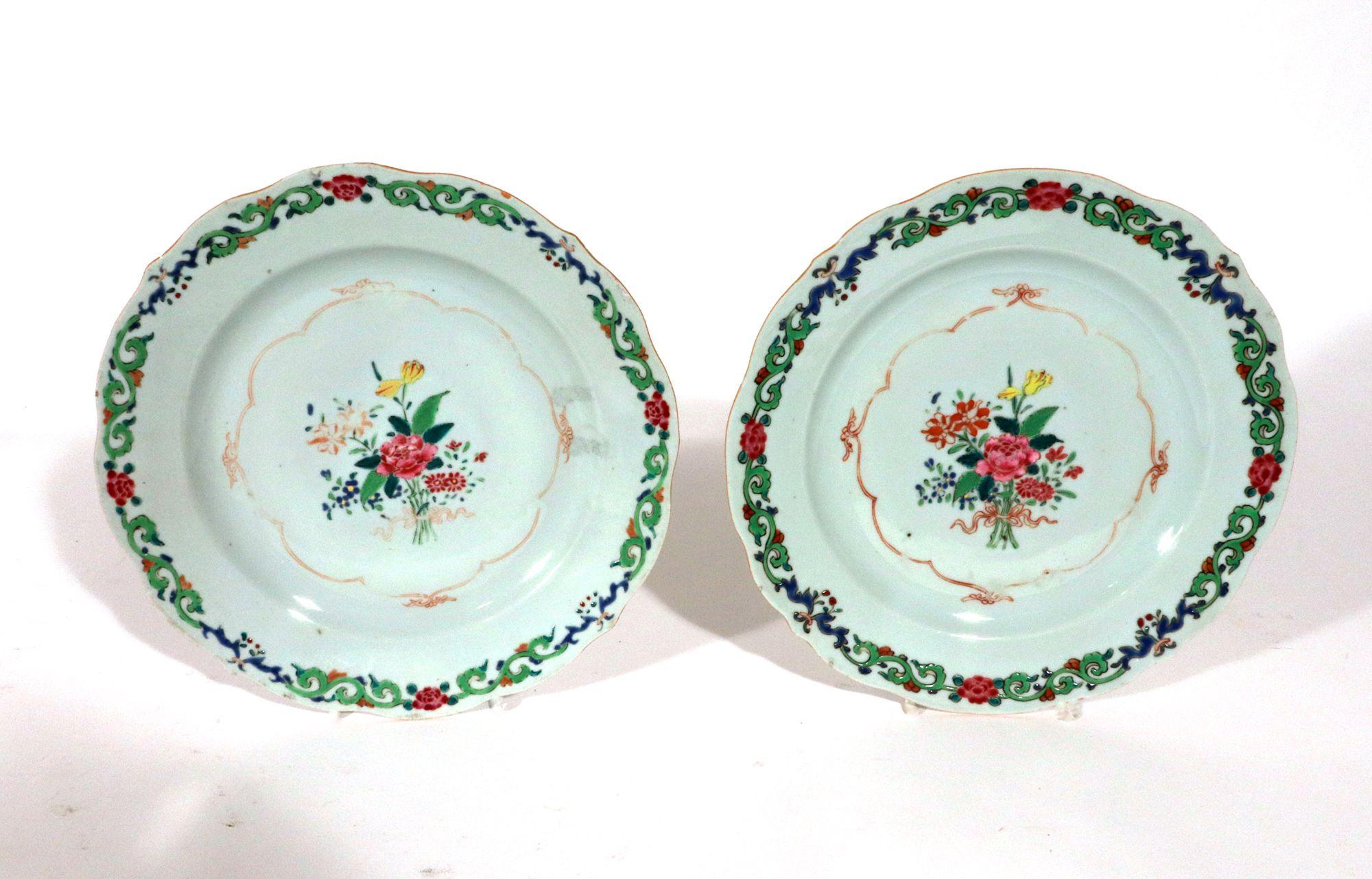 Chinese Export Famille Rose Porcelain Plates with Green Enamel, Set of Twelve In Good Condition For Sale In Downingtown, PA