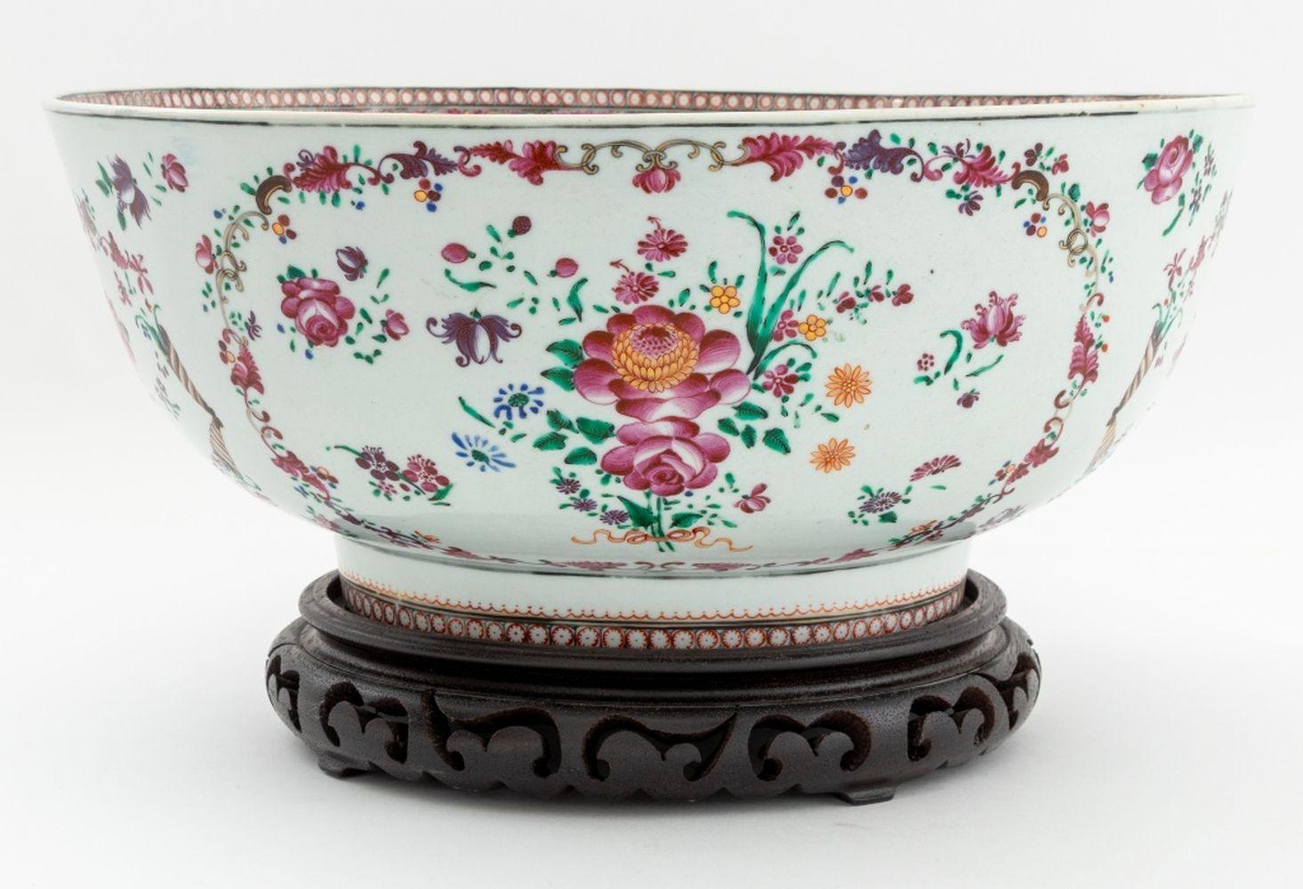 Gran ponchera de porcelana rosa de exportación china, con motivo floral pintado a mano y soporte de madera tallada. Cuenco: 6,25