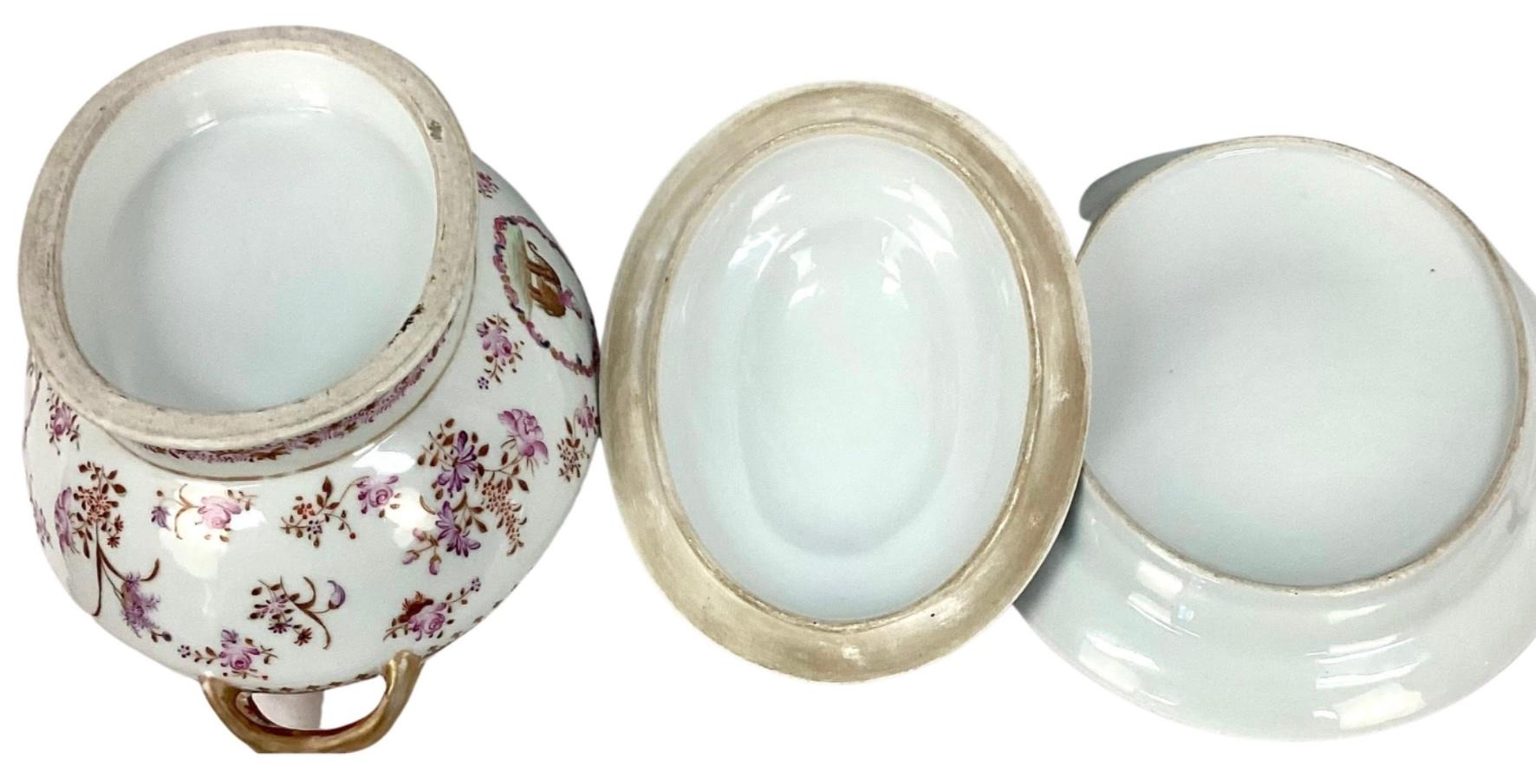 Soupière d'exportation chinoise en porcelaine de la famille rose Bon état - En vente à Bradenton, FL