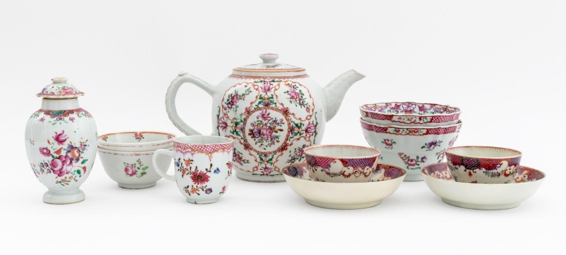 Collection de 11 articles de thé en porcelaine d'exportation chinoise Famille Rose, période Qianlong, vers 1760, comprenant : une boîte à thé couverte, une théière en forme d'ogive avec couvercle, une paire de grands bols à thé avec bords façonnés,
