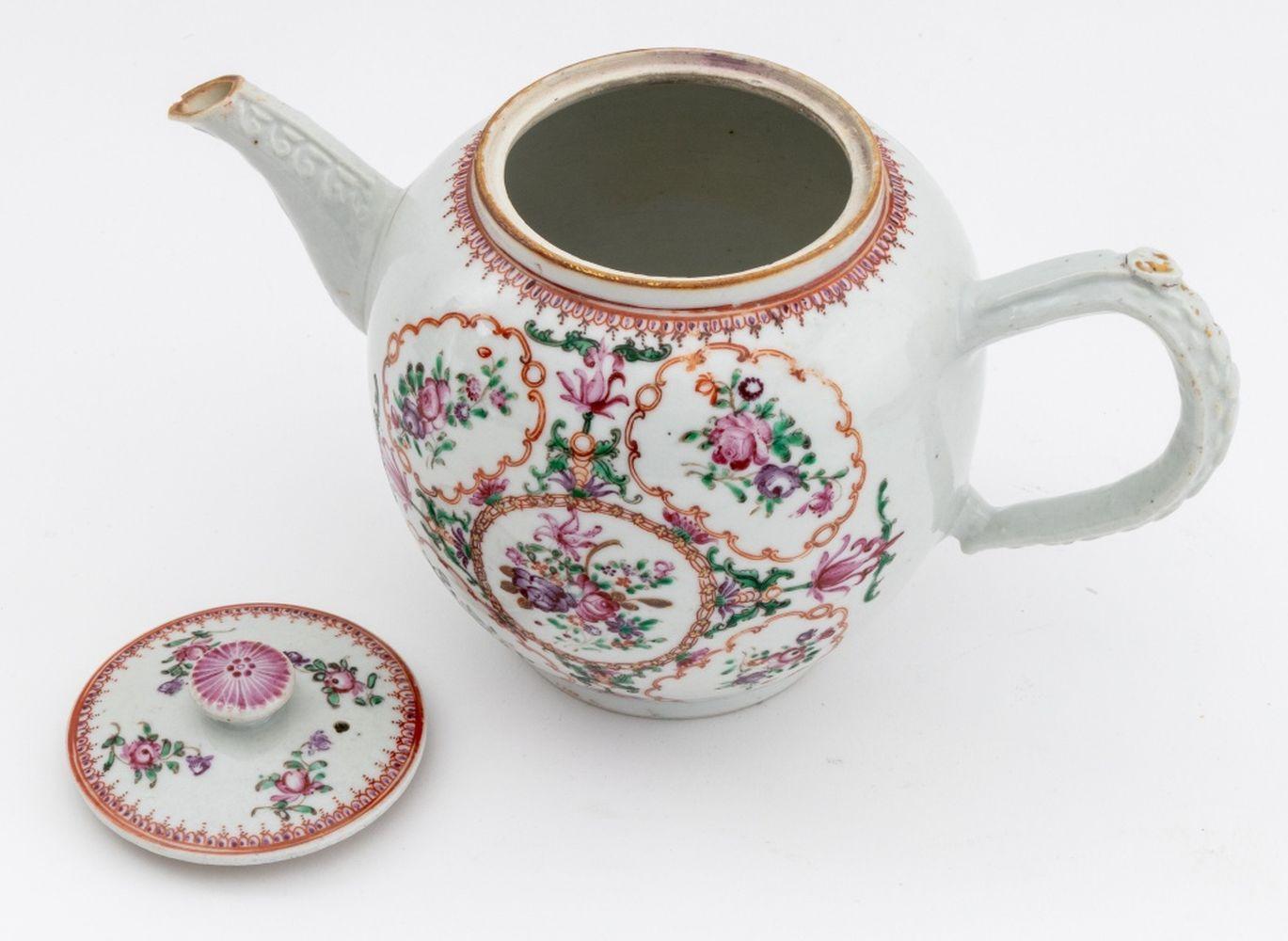 Milieu du XVIIIe siècle Service à thé Famille Rose en porcelaine d'exportation chinoise, 11 en vente