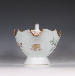 Chinese Export Porcelain Famille Rose Sauce Boat Qianlong, circa 1750