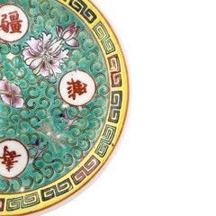 Taza de té y tres platitos de exportación china Famille Rose, motivo Longevidad