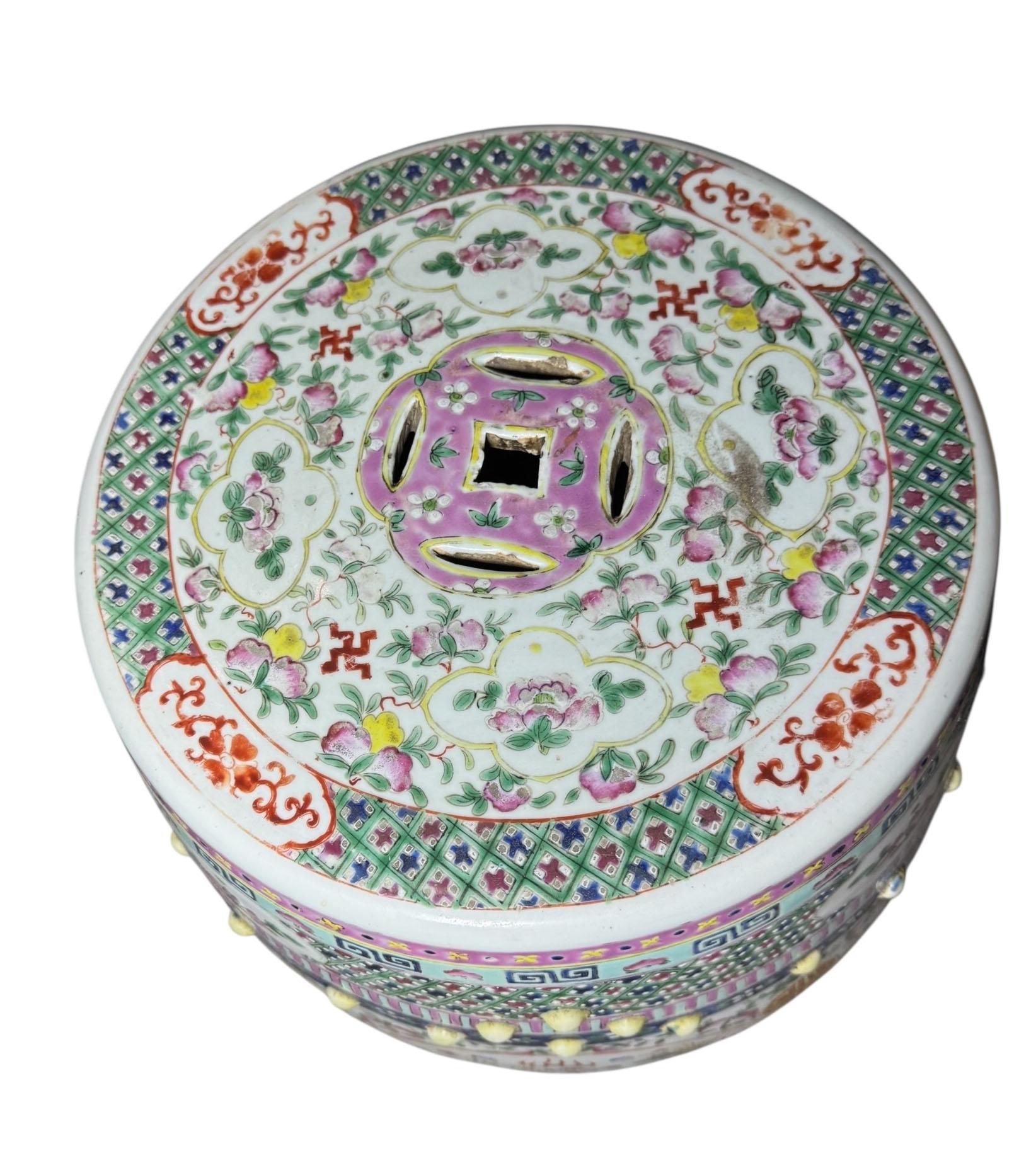 Taburete de jardín chino de terracota, pesado y rico en detalles, pintado a mano con la paleta Famille Rose y probablemente datado a finales de la dinastía Qing, hacia 1900. 

Esta pieza escultórica tiene la parte superior perforada, detalles en