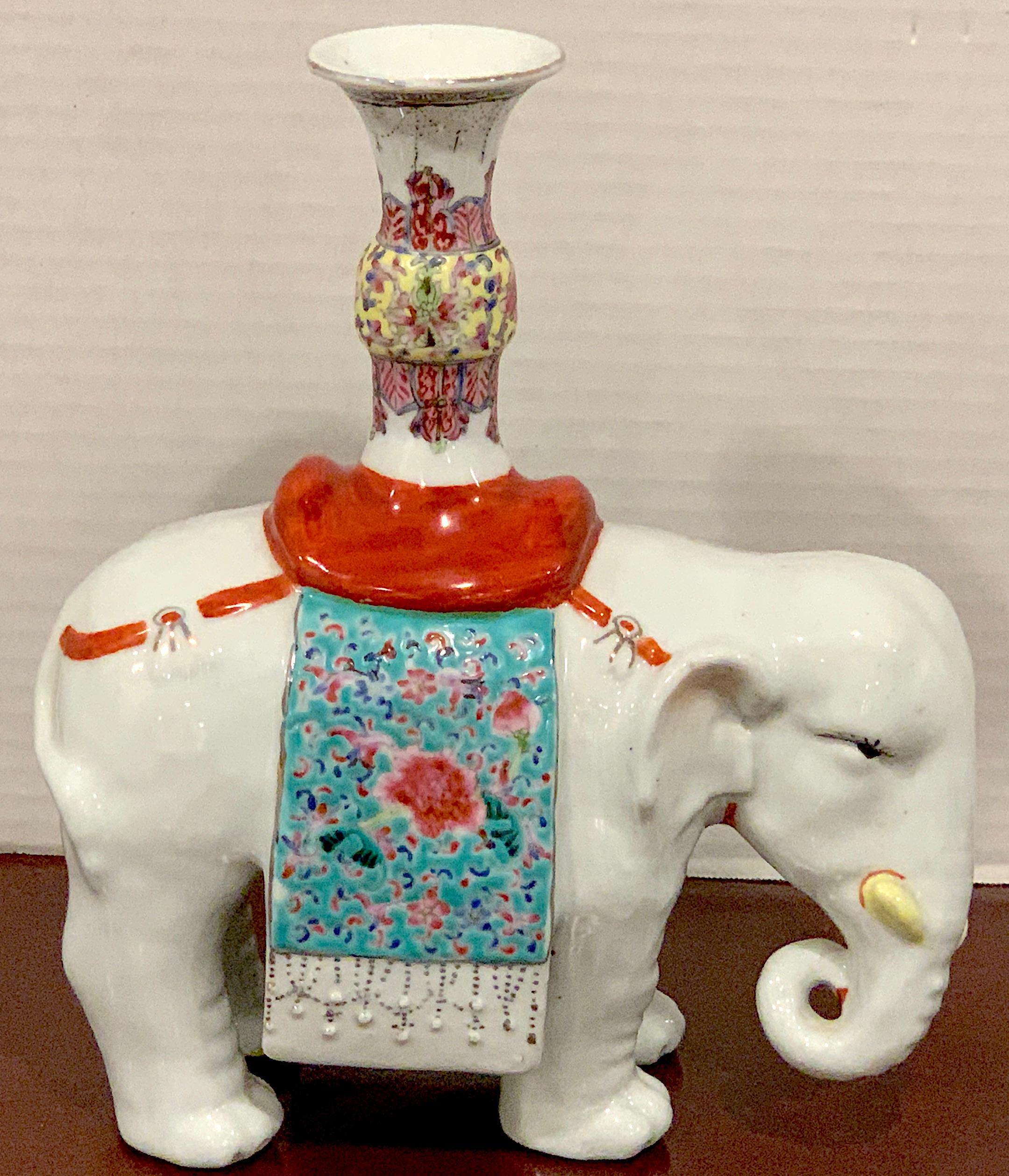 Bâton à mèche en forme d'éléphant de la Famille Verte et du Blanc de Chine, de forme typique, de bonne taille, joliment décoré. Non marqué.
