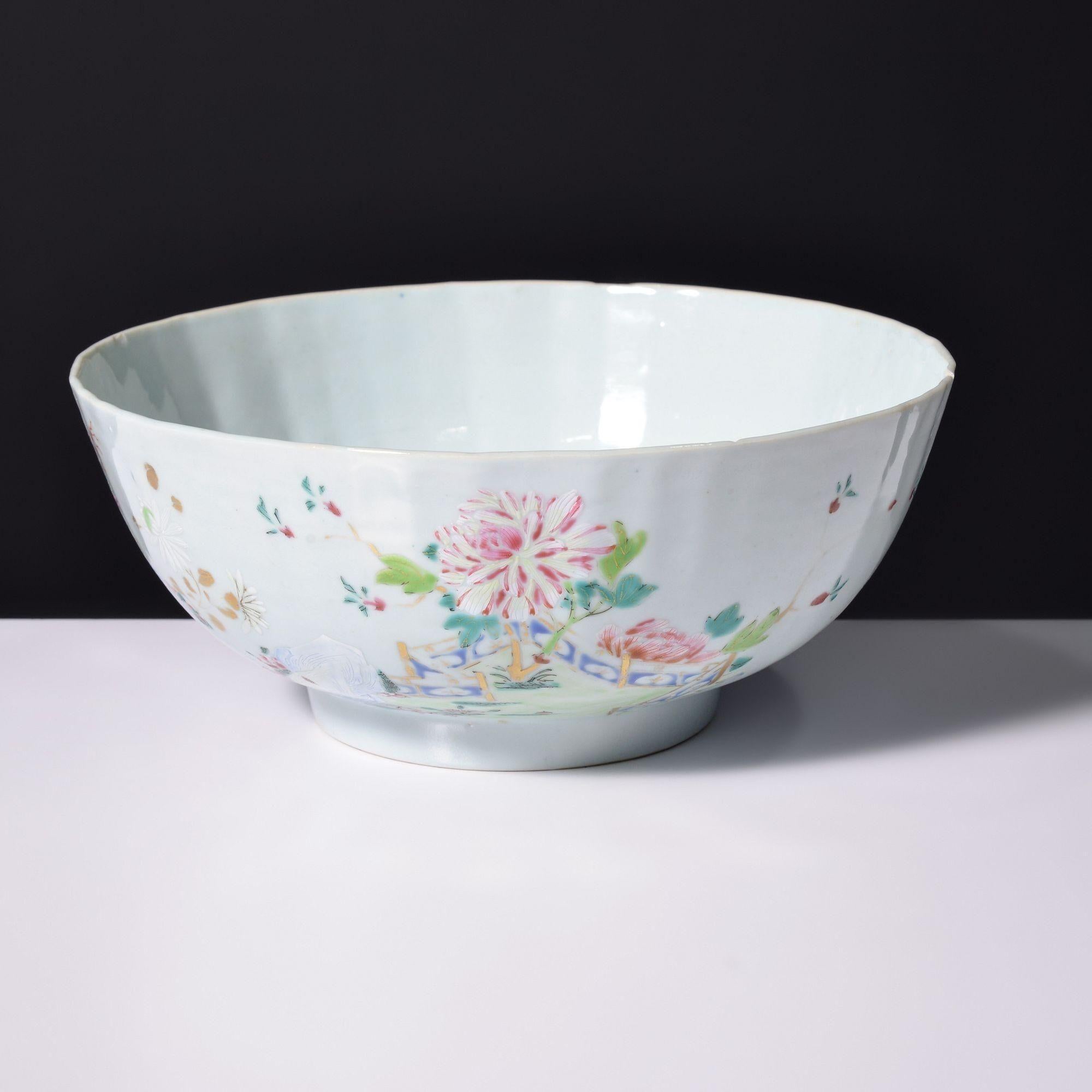 A Chinese Export porcelain bowl with fluted design and hand-painted details al around; consisting of flower depictions and other traditional figures.
Made in c. 1900's.
Dimensions:
4