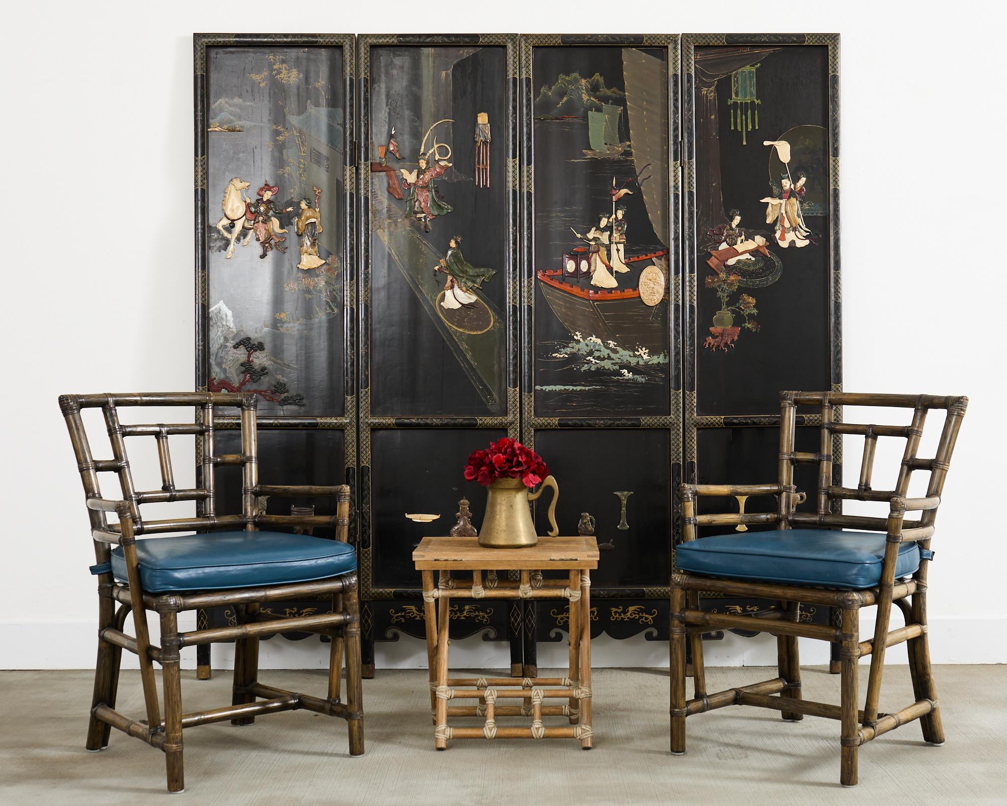 Charmante chinesische Export vier Panel Koromandel Bildschirm mit geschnitzten Speckstein Dekoration. Die Paneele sind aus lackiertem Holz gefertigt, das fachmännisch in Rahmen mit Schlitz- und Zapfenverbindungen eingepasst ist. Der Bildschirm ist