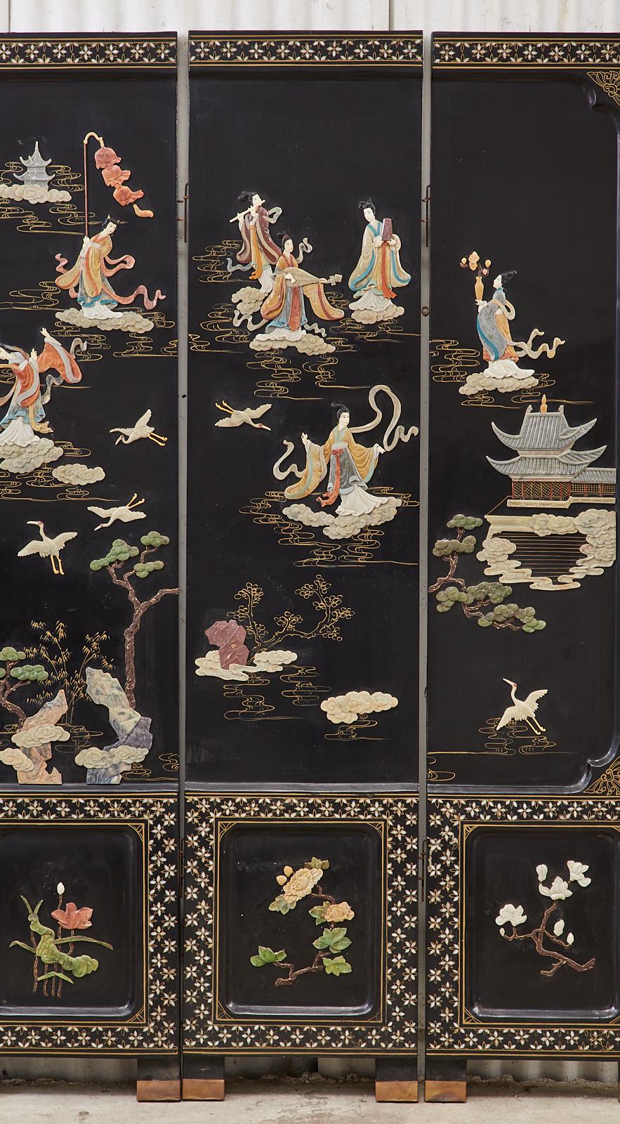 Chinesischer chinesischer Export-Raumteiler mit vier geschnitzten Seifensteinen und Coromandel (20. Jahrhundert) im Angebot