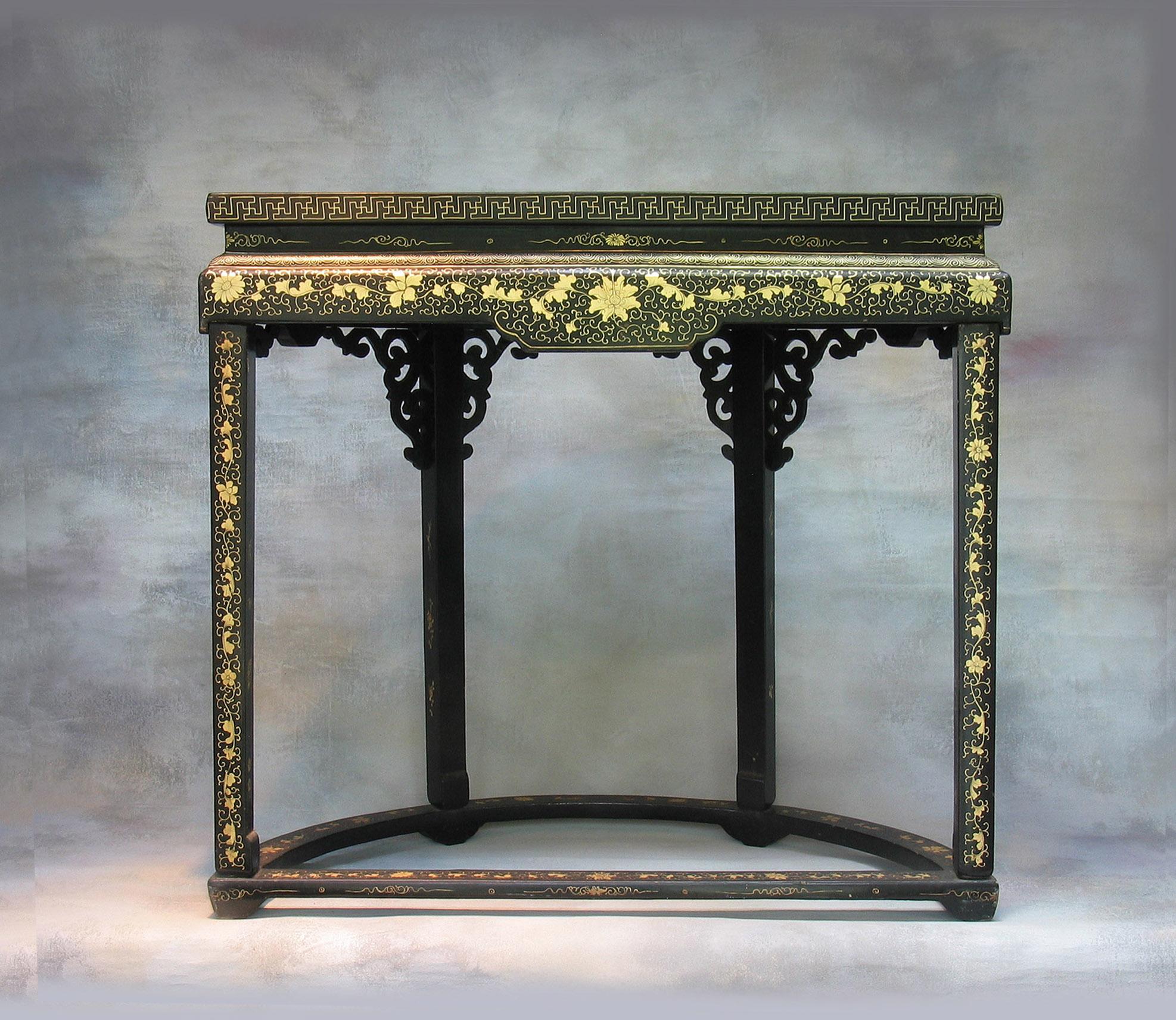 Chinese Export Gilt Lacquer Decorated Demi-lune Console Table Early 19th Century In Good Condition For Sale In Ottawa, Ontario