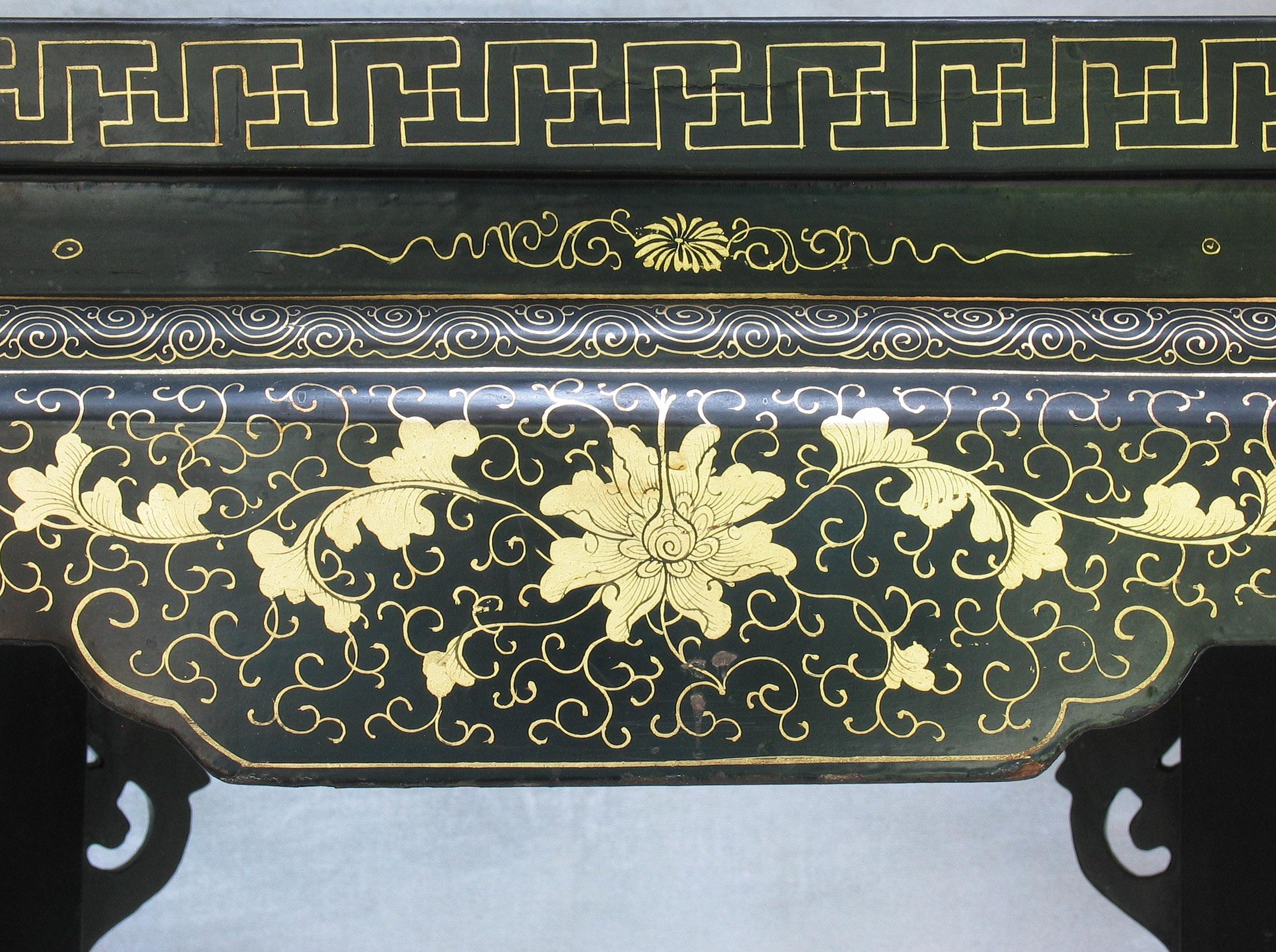 Chinesischer Export, vergoldeter Lack, verzierter Demi-Lune-Konsolentisch, frühes 19. Jahrhundert im Angebot 3