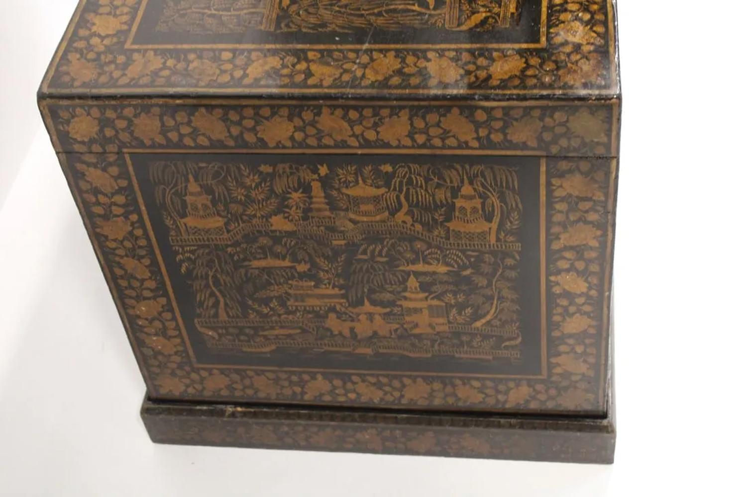 Chinese Export Gold Decorated Black Lacquer Storage Box on Plinth Base In Good Condition For Sale In Chapel Hill, NC