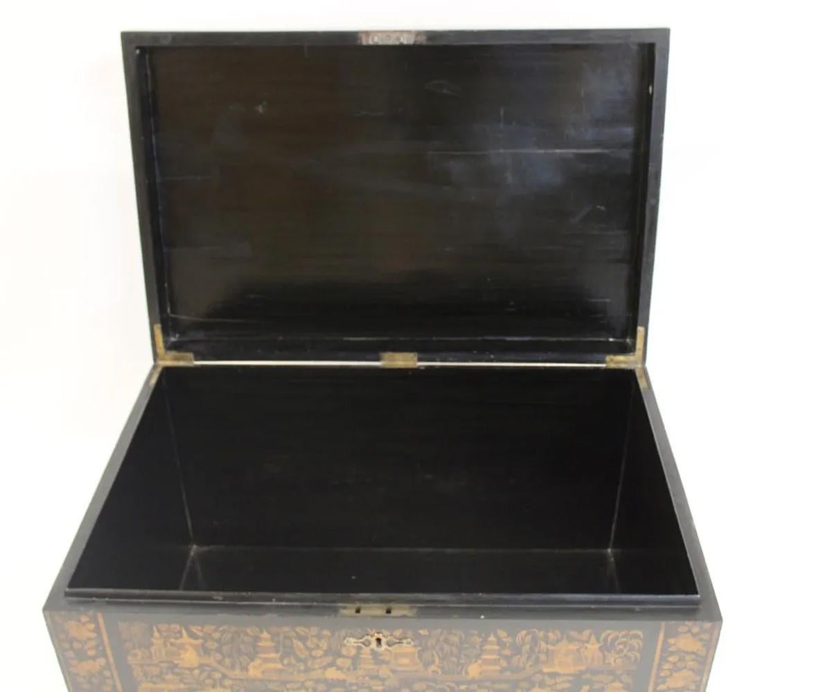 Chinese Export Gold Decorated Black Lacquer Storage Box on Plinth Base For Sale 2