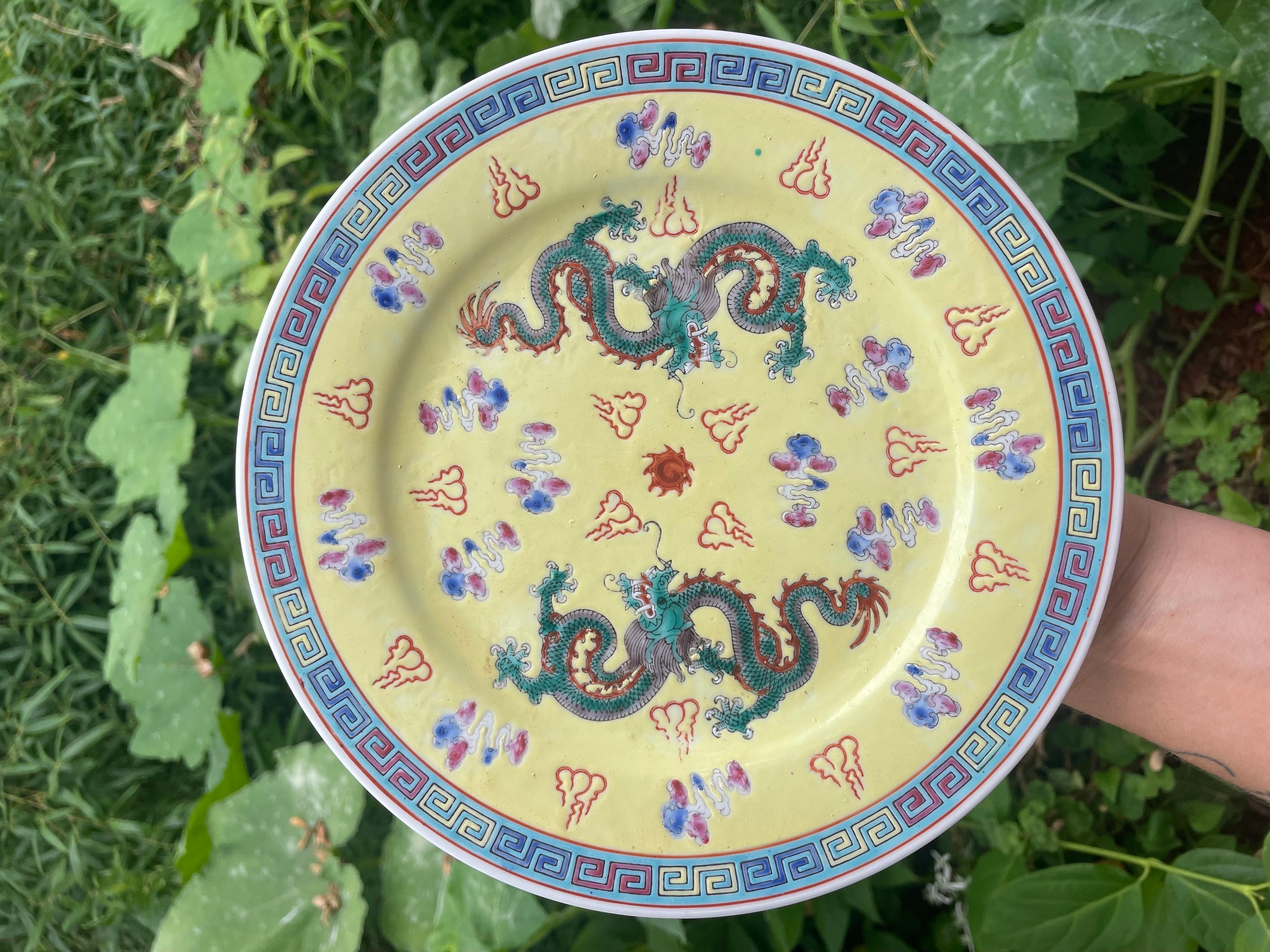 Chinese Export Hand-Painted Porcelain Plate with Dragons and Flaming Pearl  In Good Condition For Sale In Greenport, NY