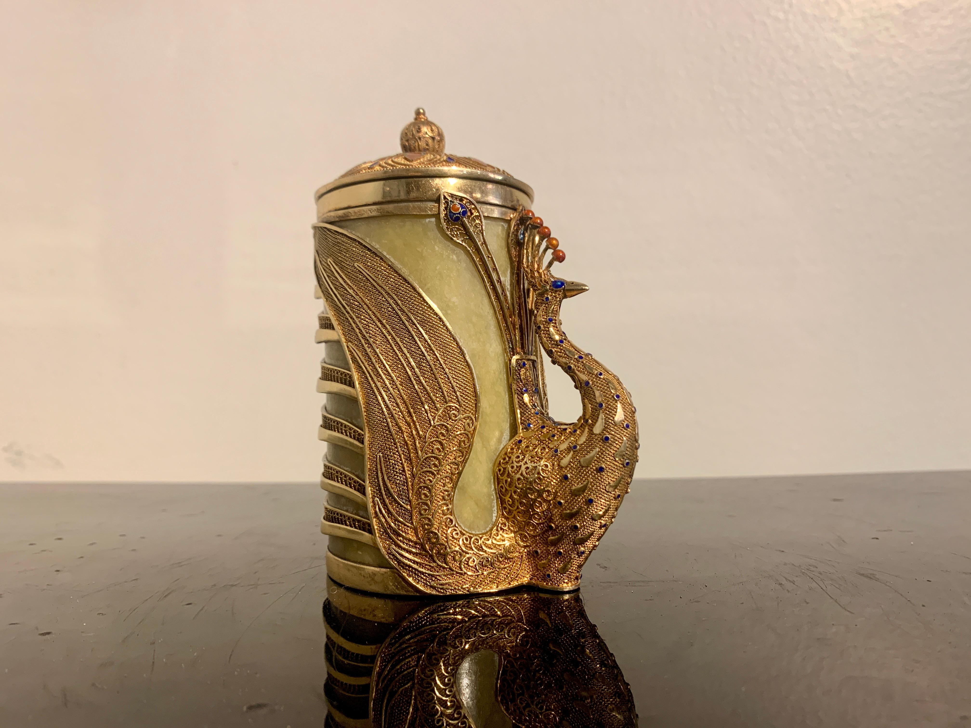 Doré Boîte en forme de paon en pierre dure et argent doré d'exportation chinoise, années 1920 en vente