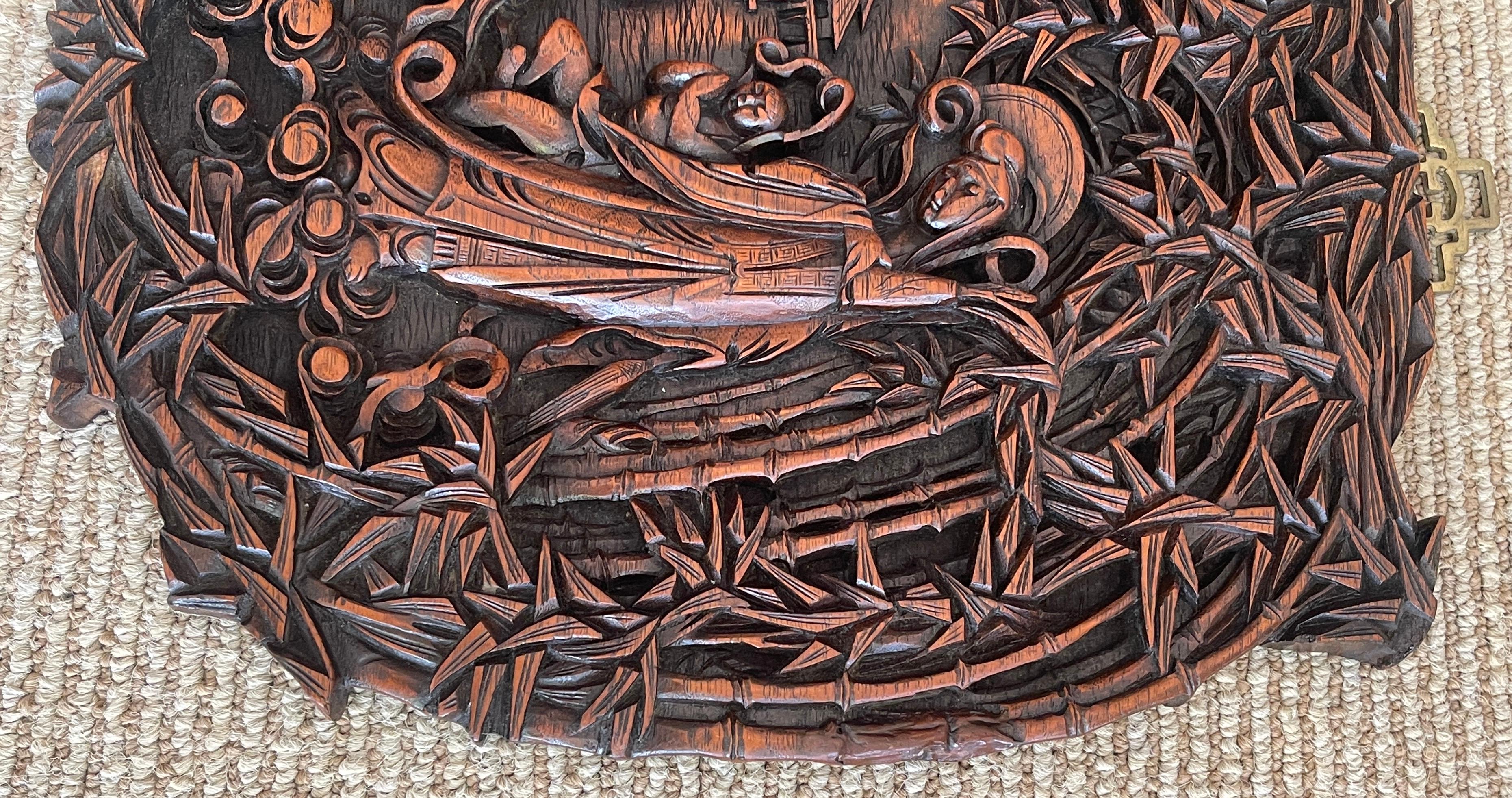 XX secolo Placca in legno duro cinese da esportazione con Quan Yin in un paesaggio in vendita