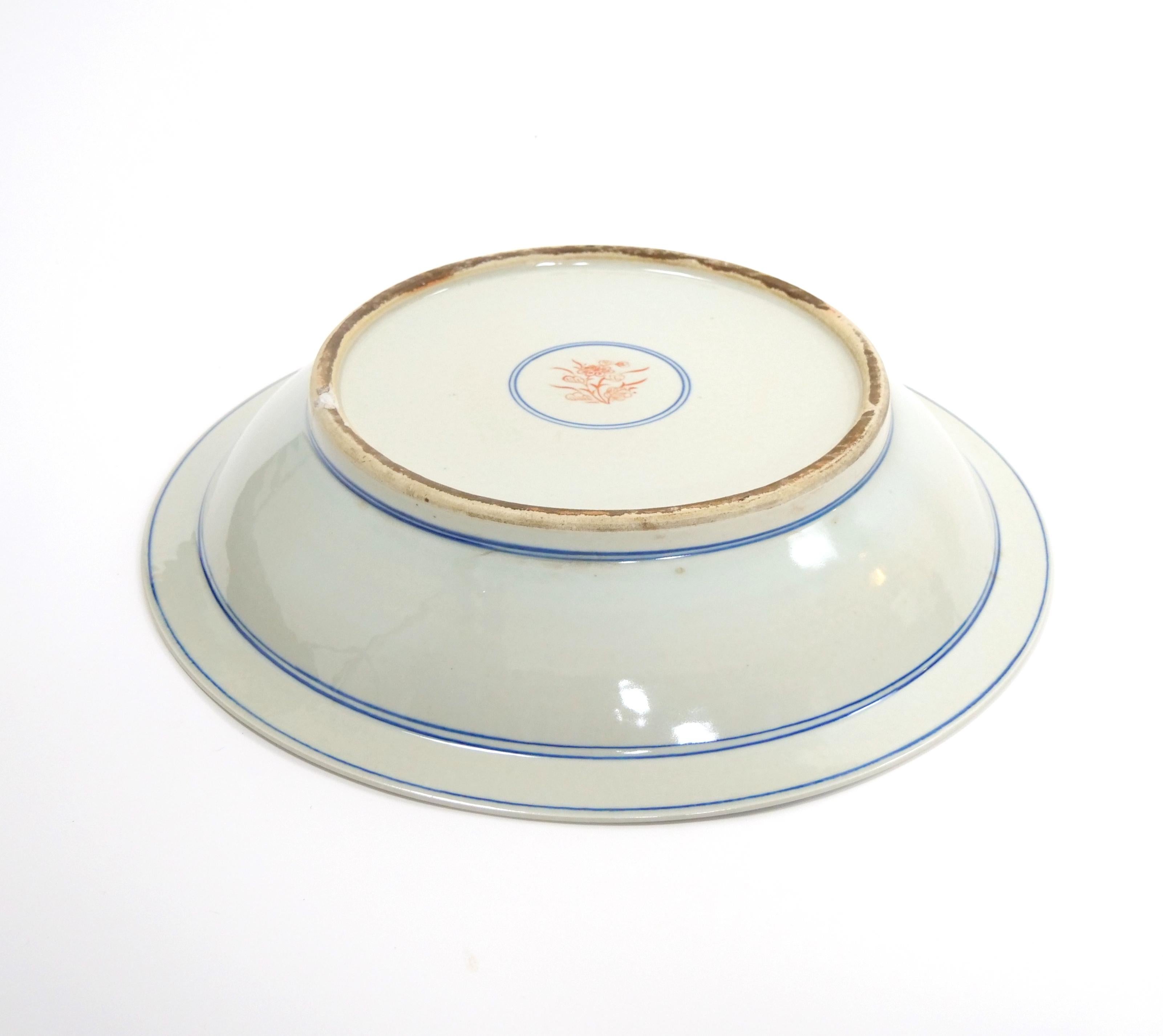 Assiette décorative en porcelaine Imari Porcelain d'exportation chinoise / Stand en acajou en vente 2