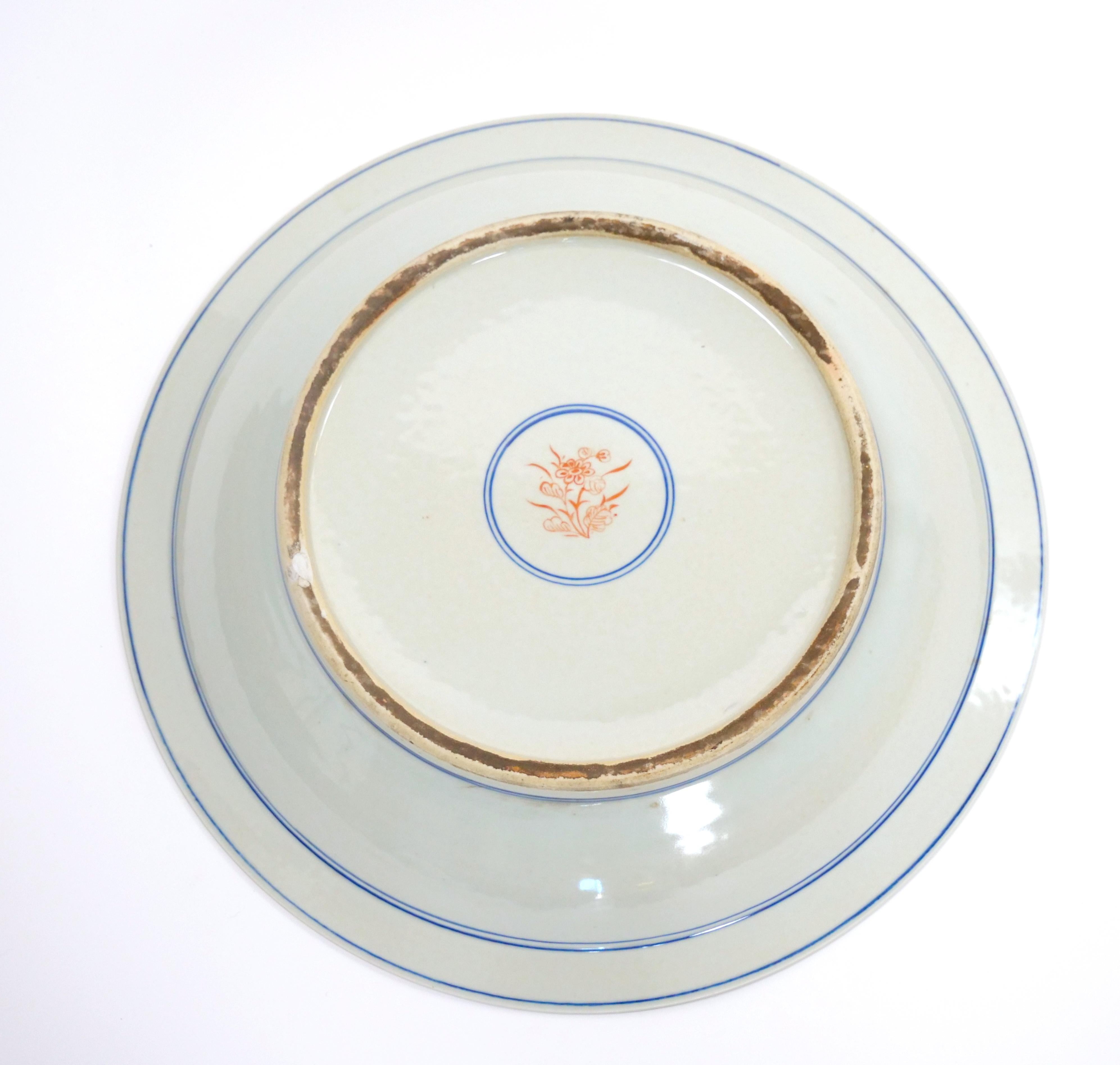Assiette décorative en porcelaine Imari Porcelain d'exportation chinoise / Stand en acajou en vente 3
