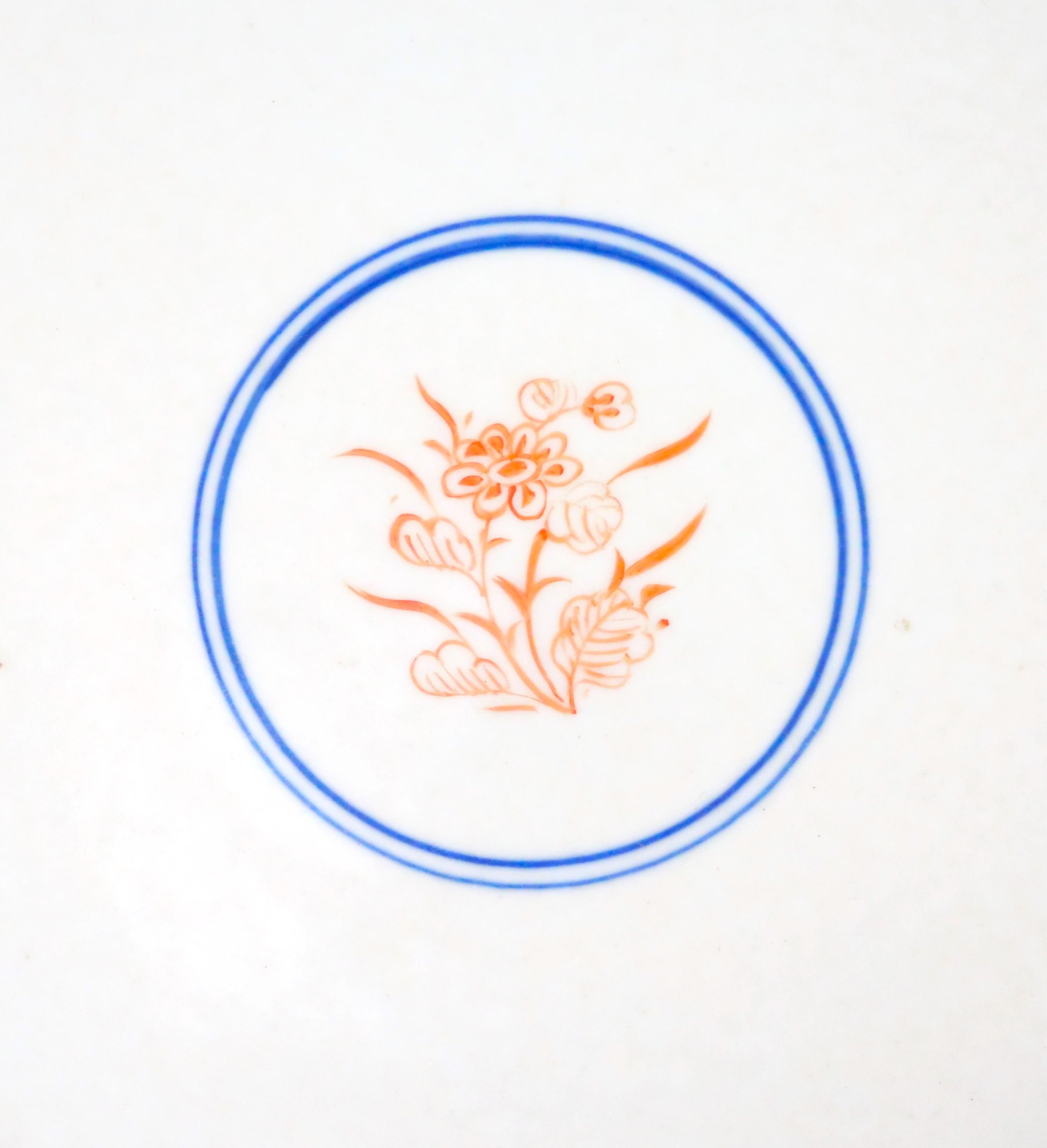 Assiette décorative en porcelaine Imari Porcelain d'exportation chinoise / Stand en acajou en vente 4