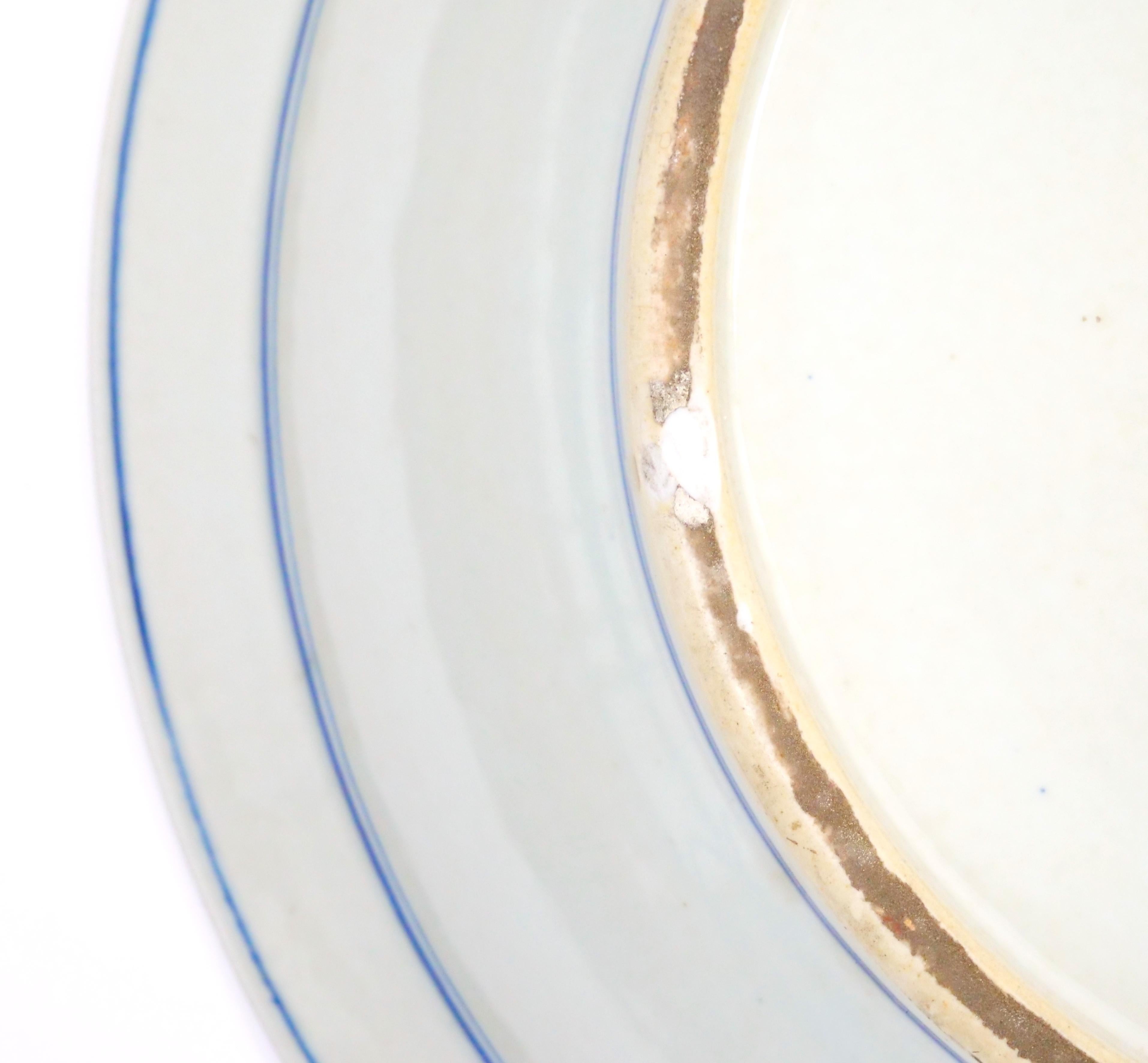 Assiette décorative en porcelaine Imari Porcelain d'exportation chinoise / Stand en acajou en vente 5