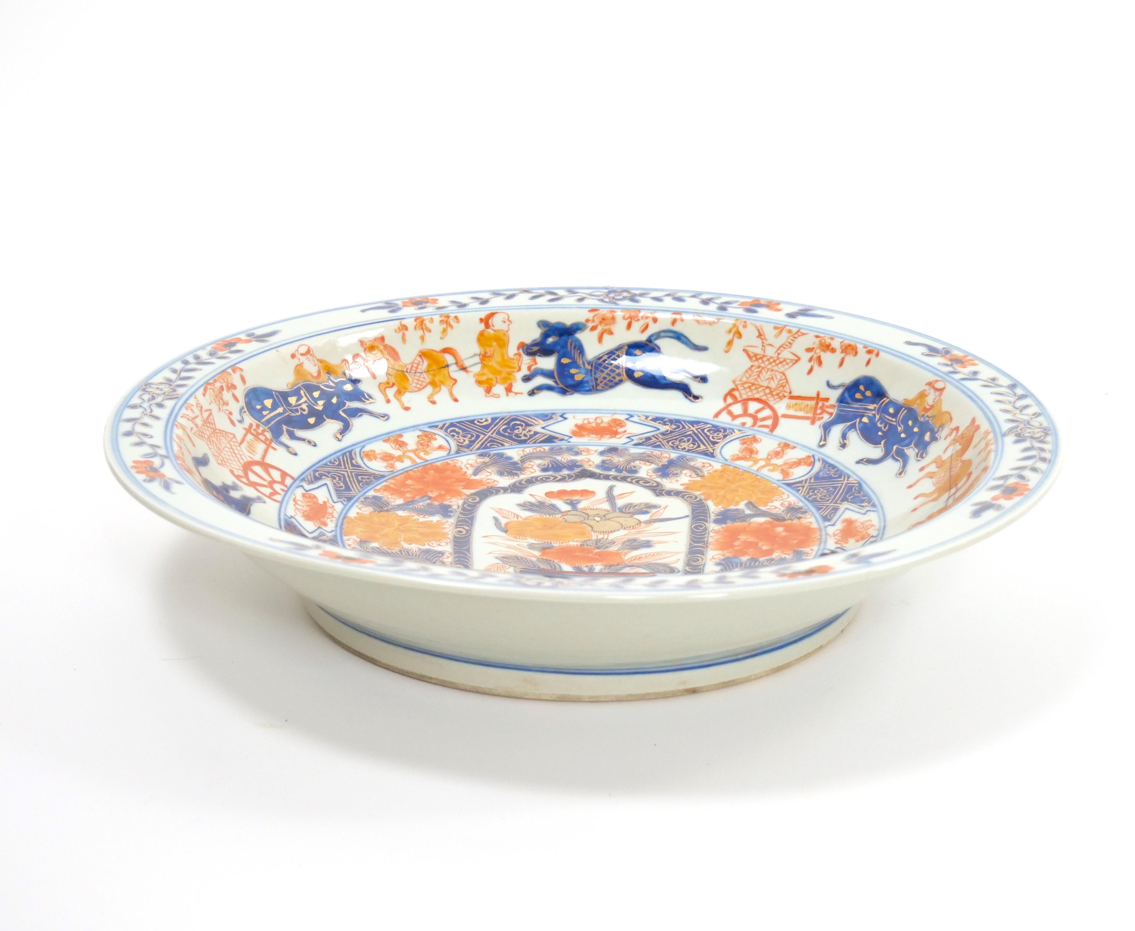 Rehaussez votre décoration intérieure avec cette superbe assiette décorative en porcelaine Imari d'exportation chinoise à motif de phénix. Avec un design Imari à couper le souffle, l'assiette est magnifiquement peinte à la main avec des couleurs