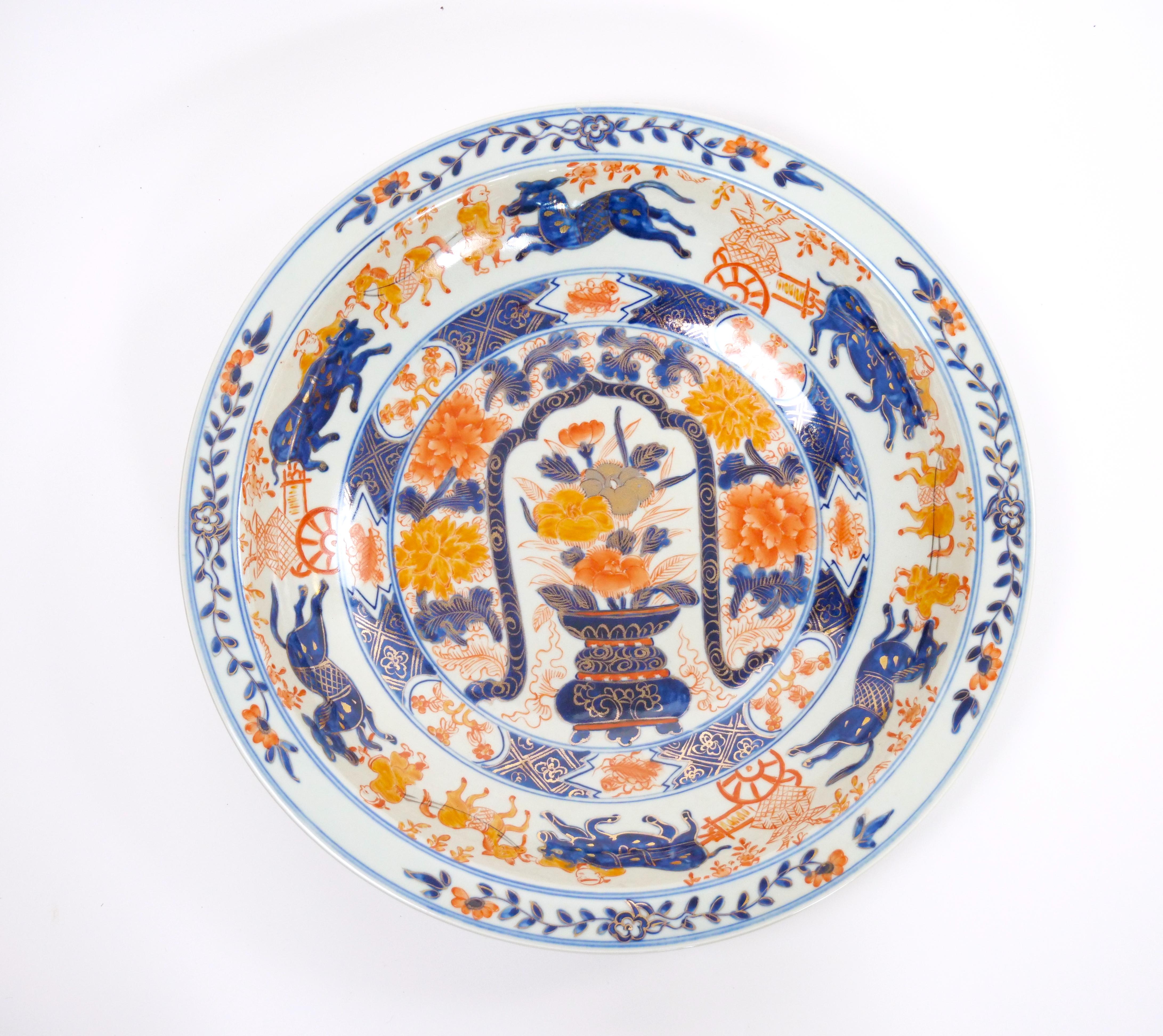 Exportation chinoise Assiette décorative en porcelaine Imari Porcelain d'exportation chinoise / Stand en acajou en vente