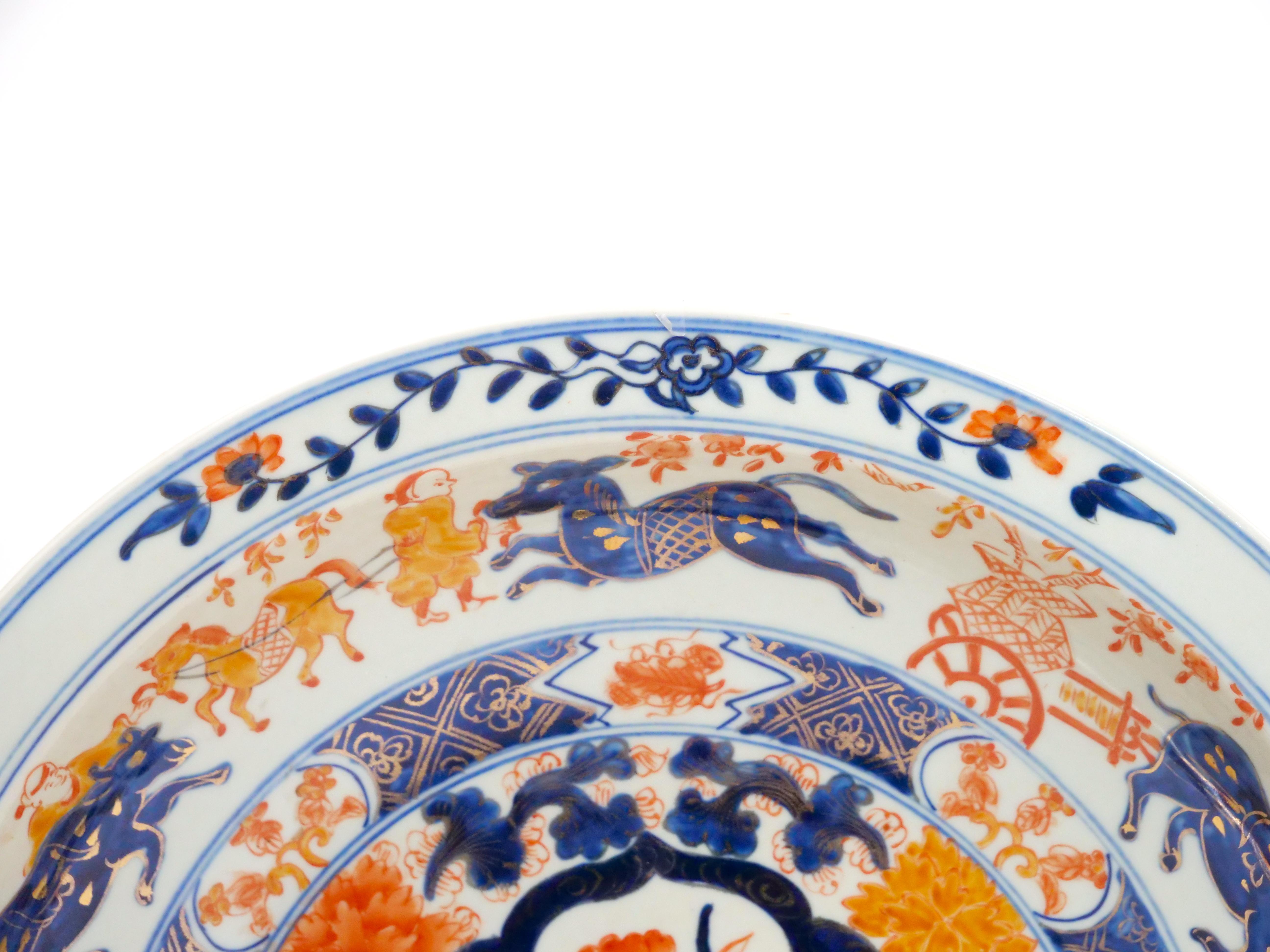 Fait main Assiette décorative en porcelaine Imari Porcelain d'exportation chinoise / Stand en acajou en vente