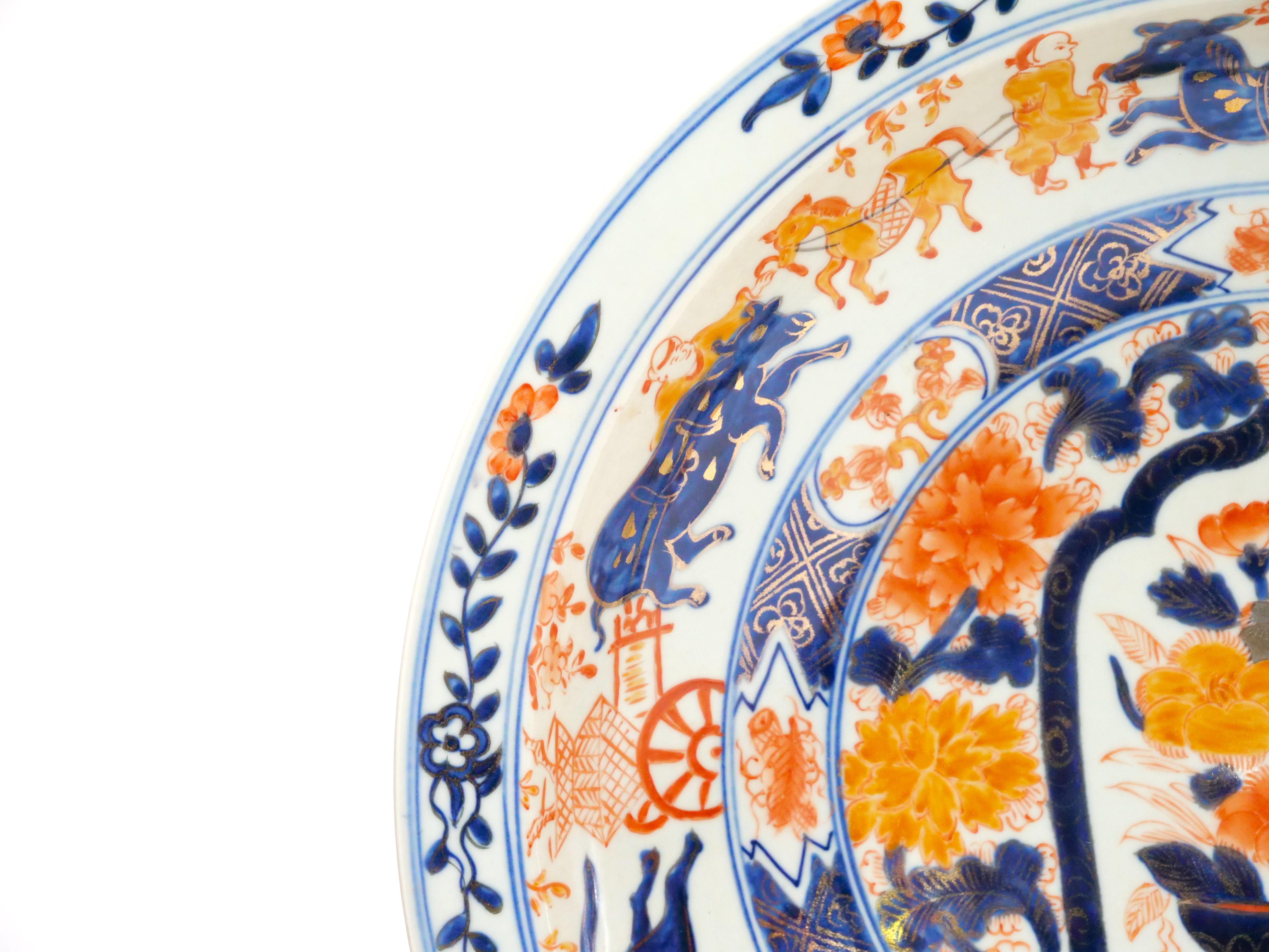 Assiette décorative en porcelaine Imari Porcelain d'exportation chinoise / Stand en acajou Bon état - En vente à Tarry Town, NY