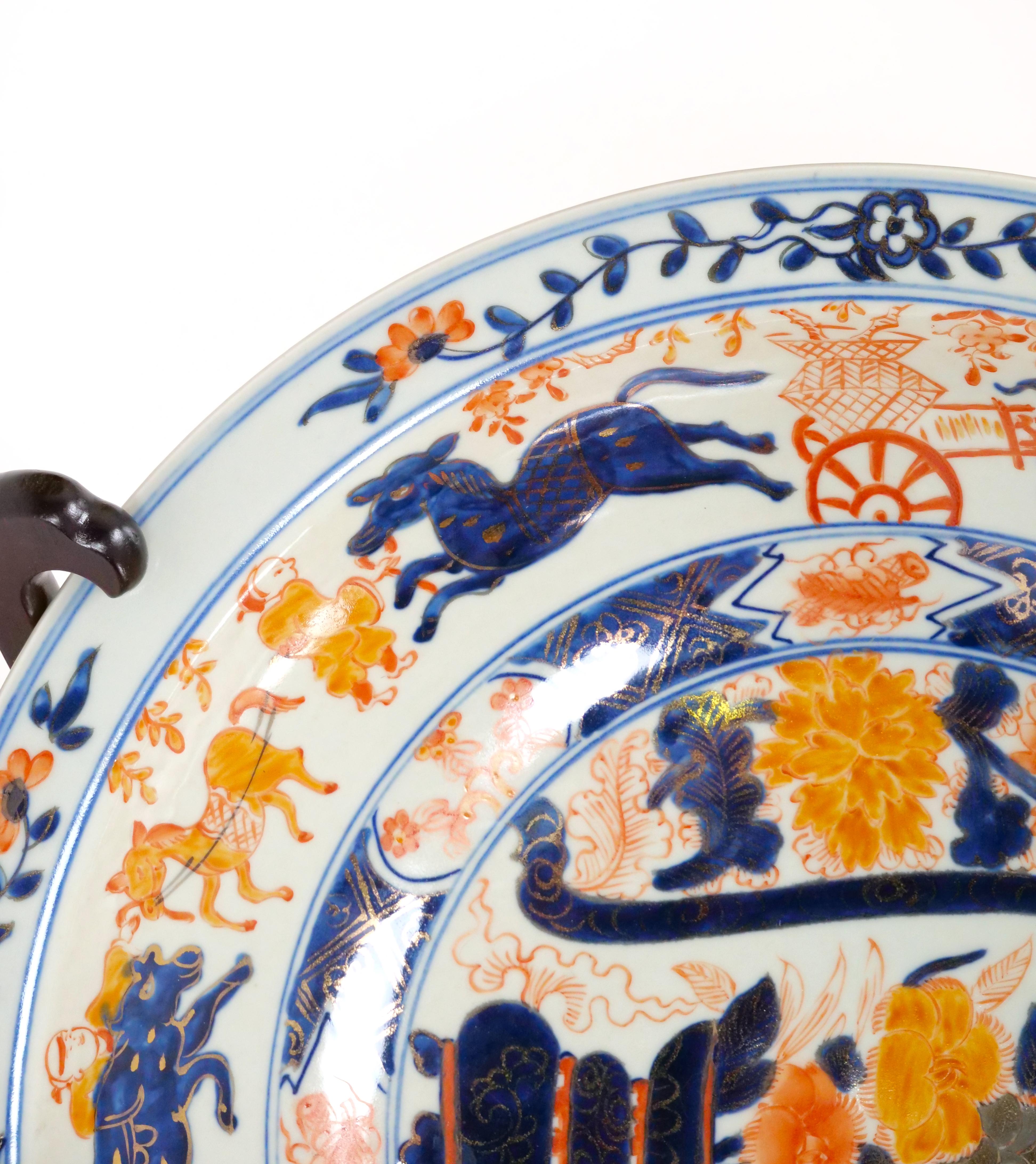 Porcelaine Assiette décorative en porcelaine Imari Porcelain d'exportation chinoise / Stand en acajou en vente