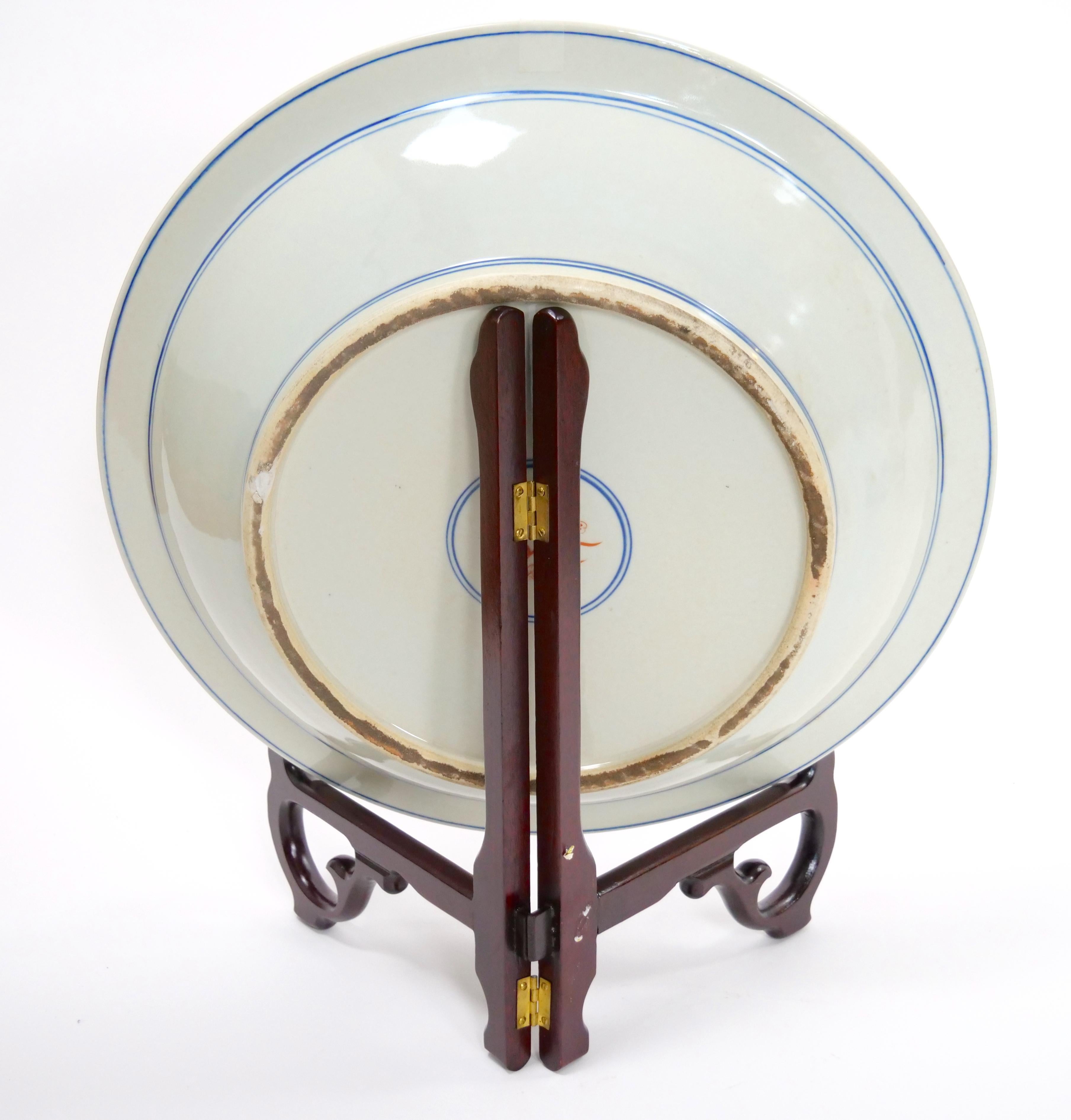 Assiette décorative en porcelaine Imari Porcelain d'exportation chinoise / Stand en acajou en vente 1