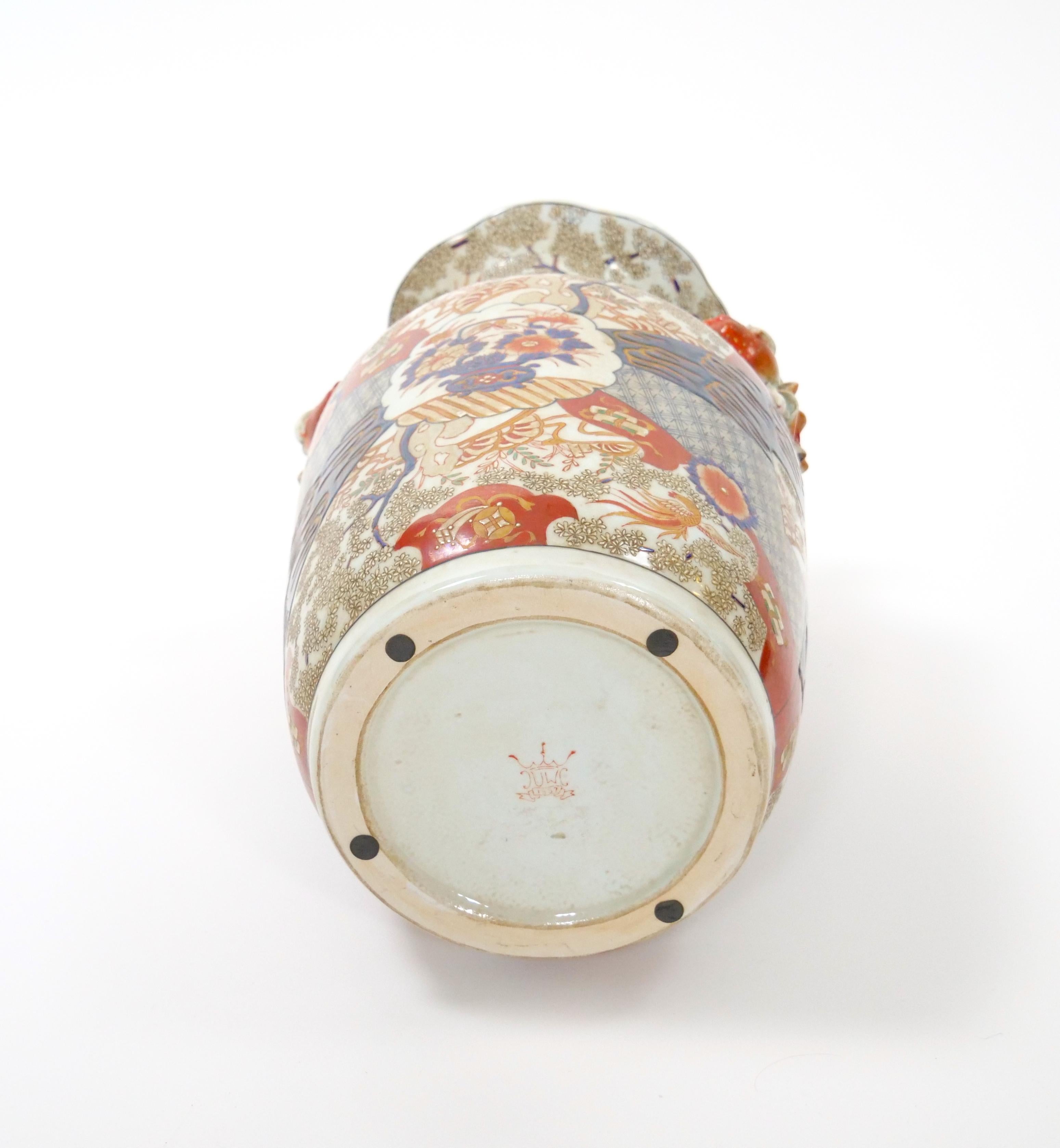 Chinese Export Imari Porcelain Decorative Vase / Urn For Sale 7