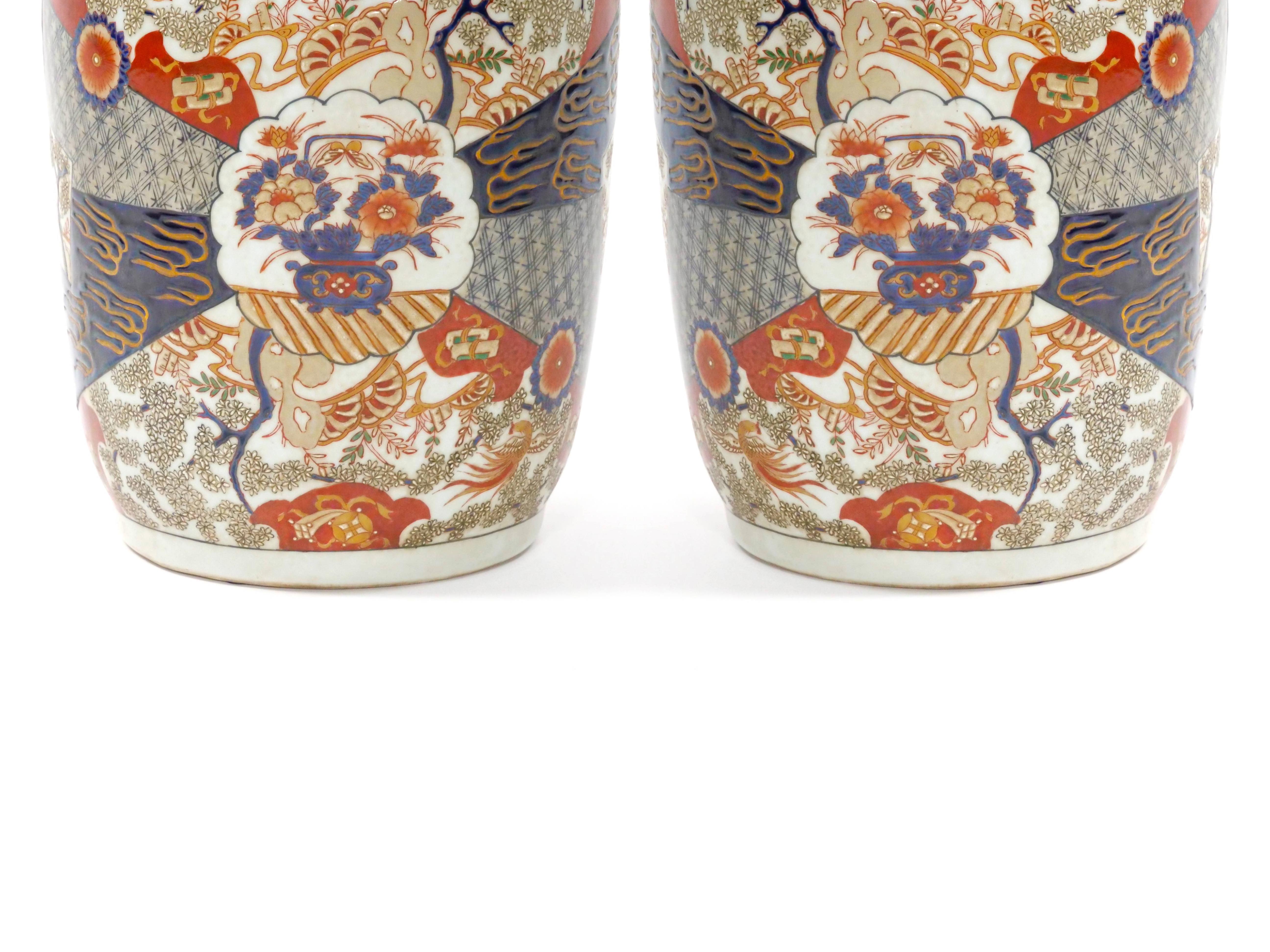 Chinese Export Imari Porcelain Decorative Vase / Urn In Good Condition For Sale In Tarry Town, NY