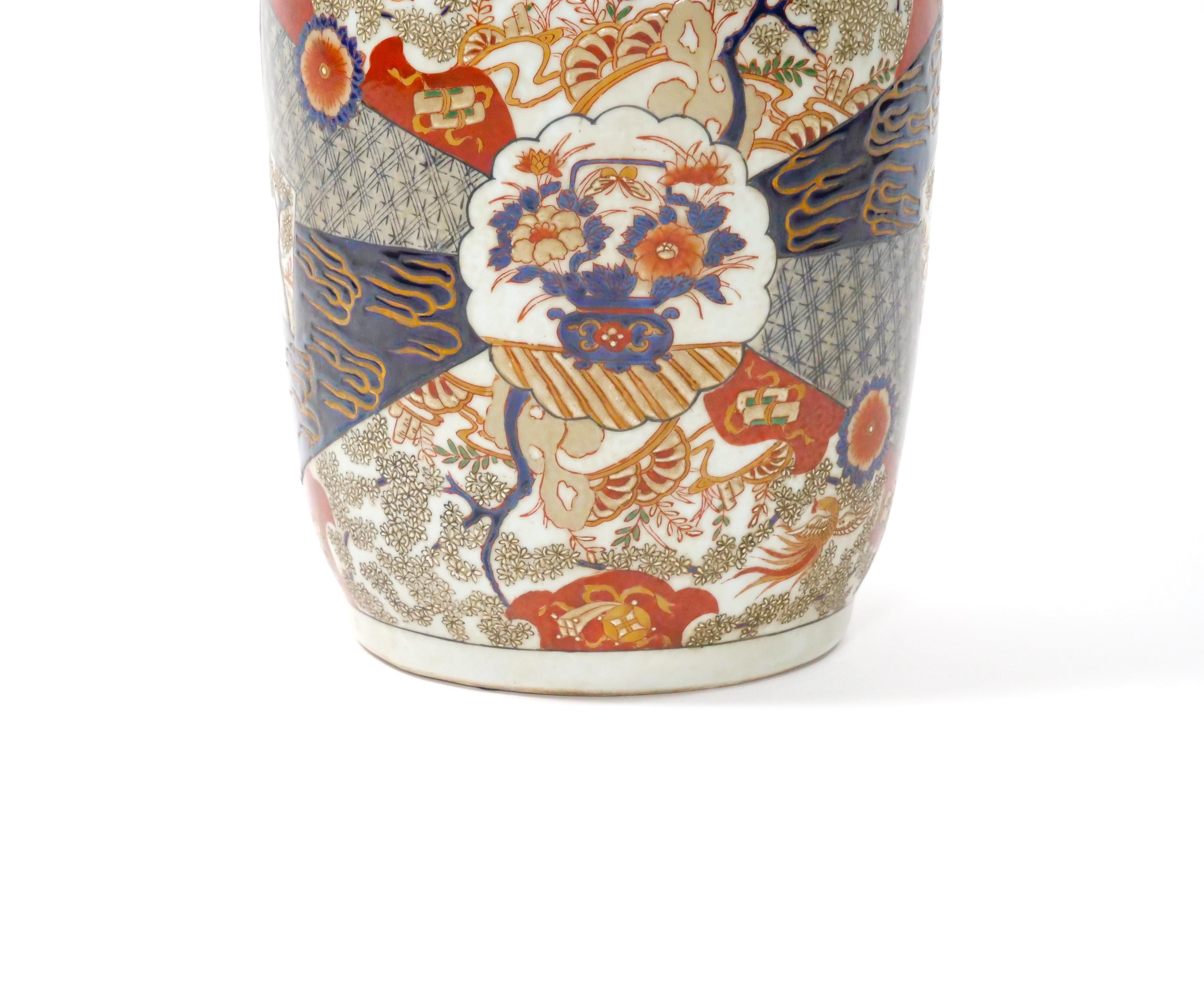 Chinese Export Imari Porcelain Decorative Vase / Urn For Sale 1