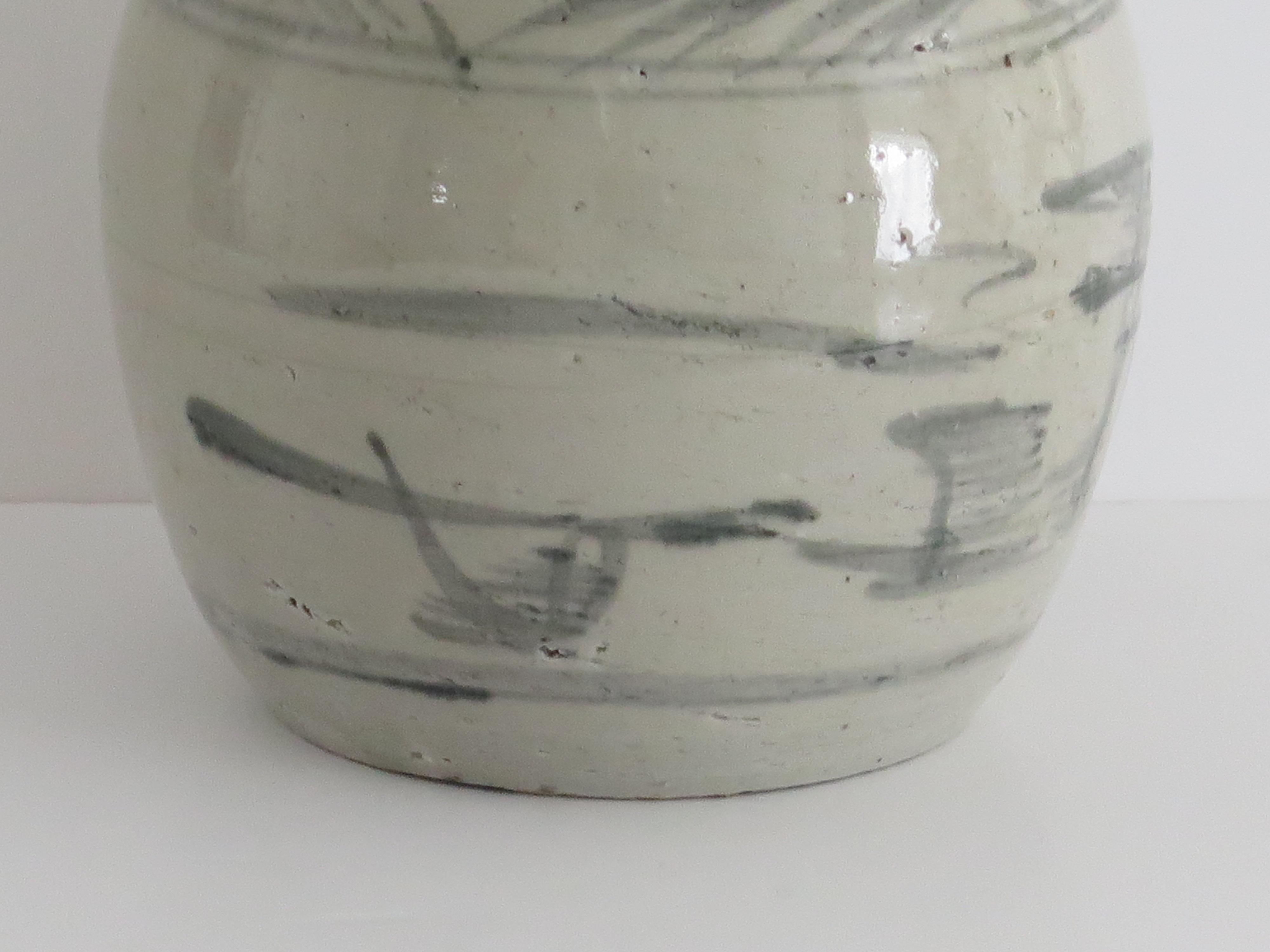 Jarre d'exportation chinoise de la fin du Ming Provincial Peint à la main glaçure céladon, 17ème siècle en vente 5