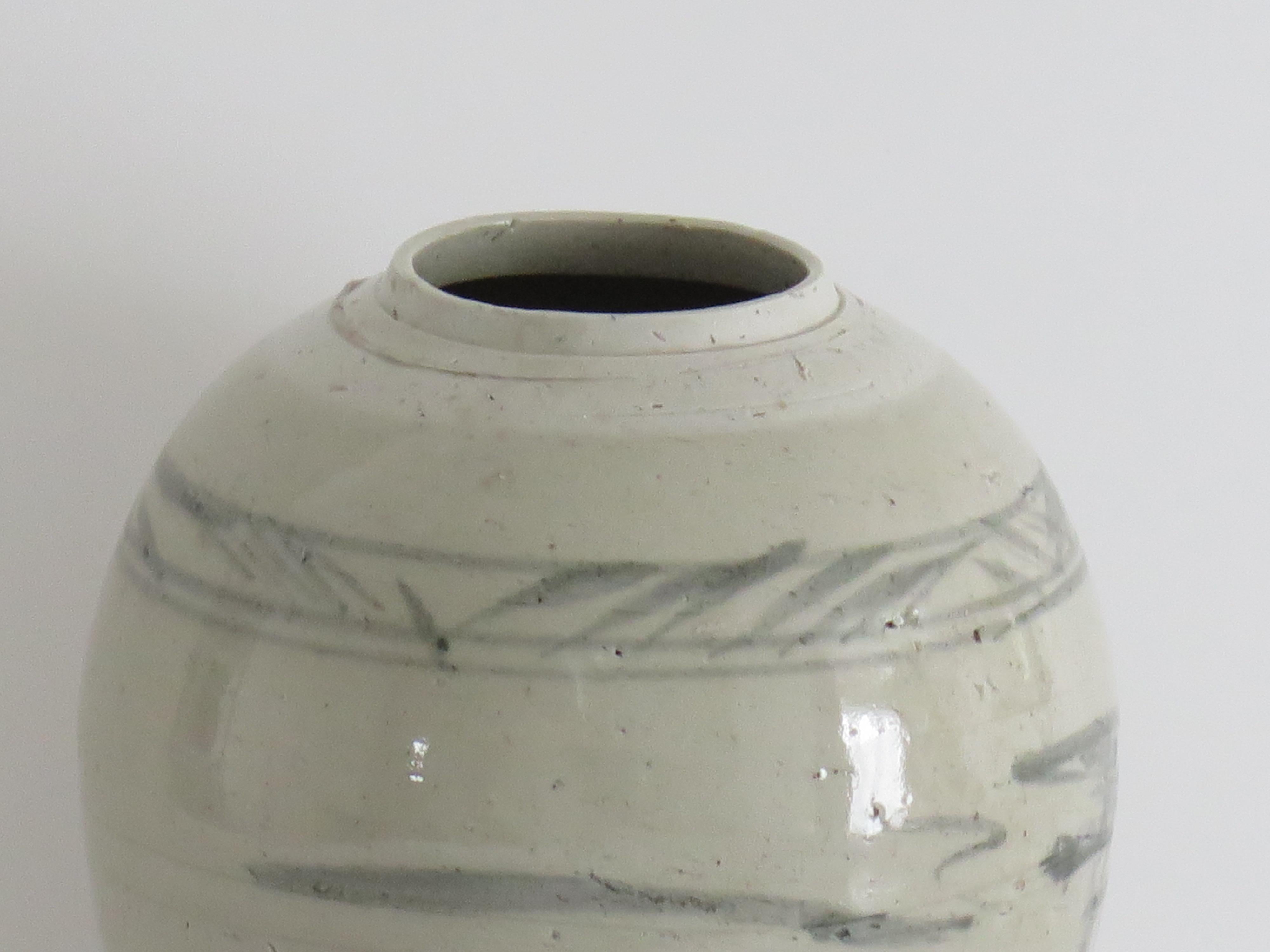 Jarre d'exportation chinoise de la fin du Ming Provincial Peint à la main glaçure céladon, 17ème siècle en vente 7