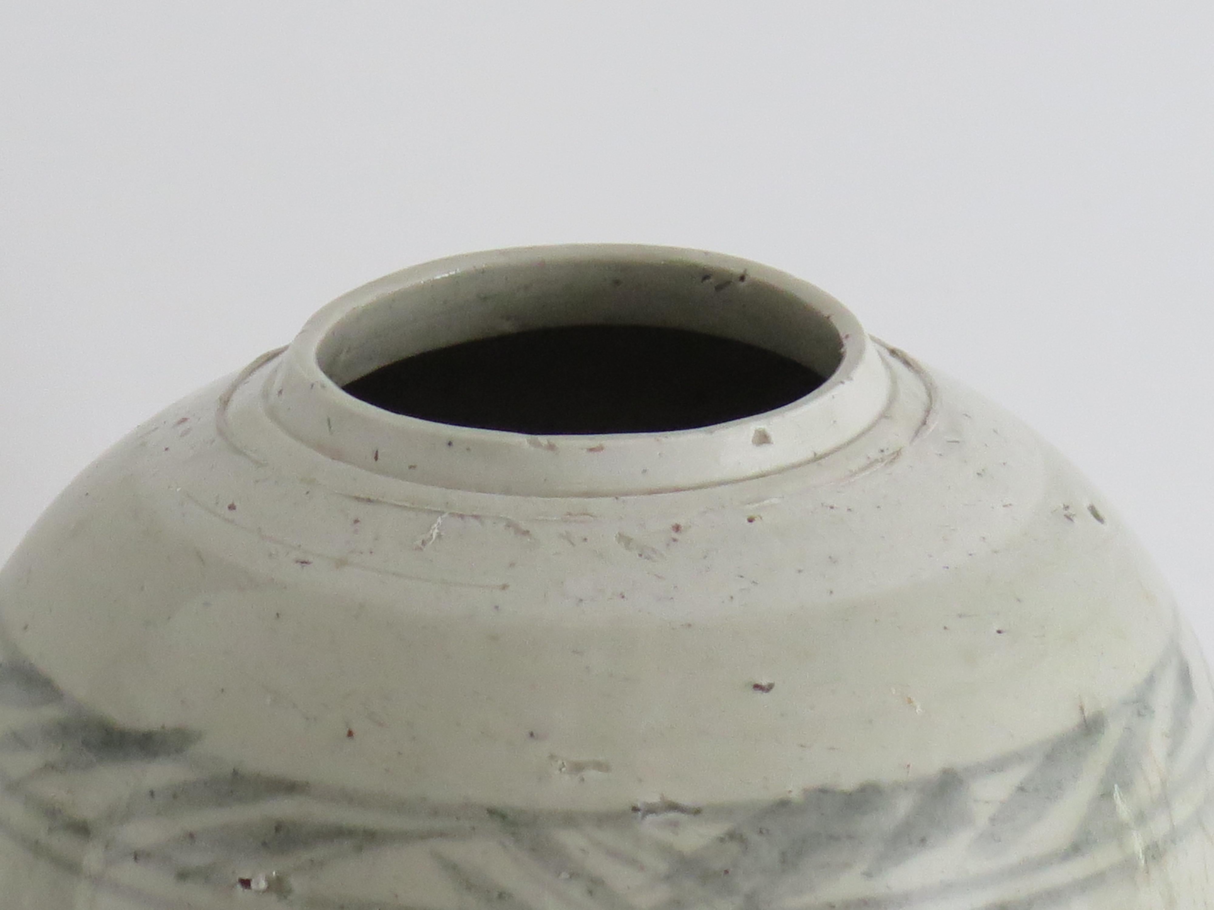 Jarre d'exportation chinoise de la fin du Ming Provincial Peint à la main glaçure céladon, 17ème siècle en vente 8