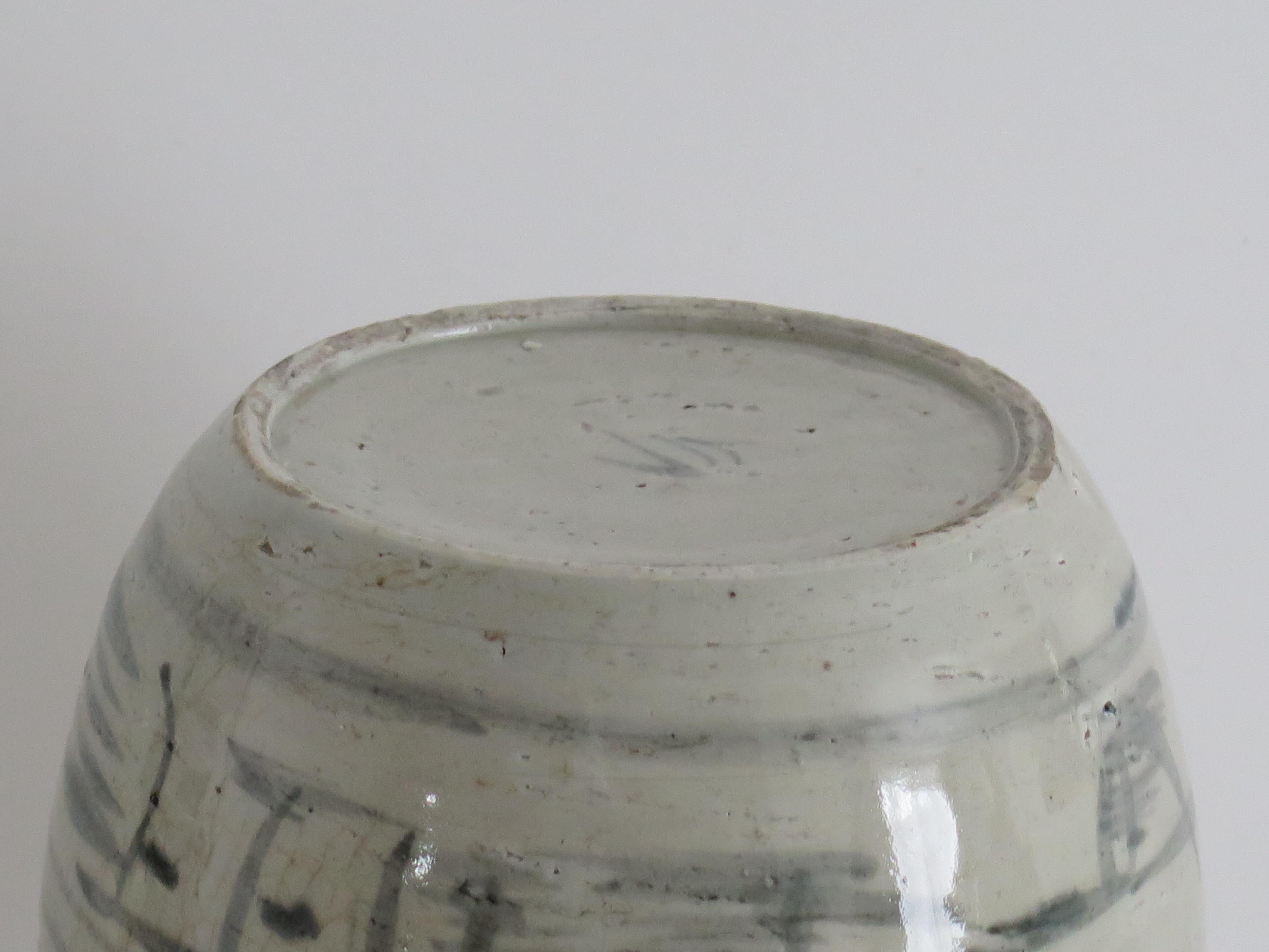 Jarre d'exportation chinoise de la fin du Ming Provincial Peint à la main glaçure céladon, 17ème siècle en vente 9