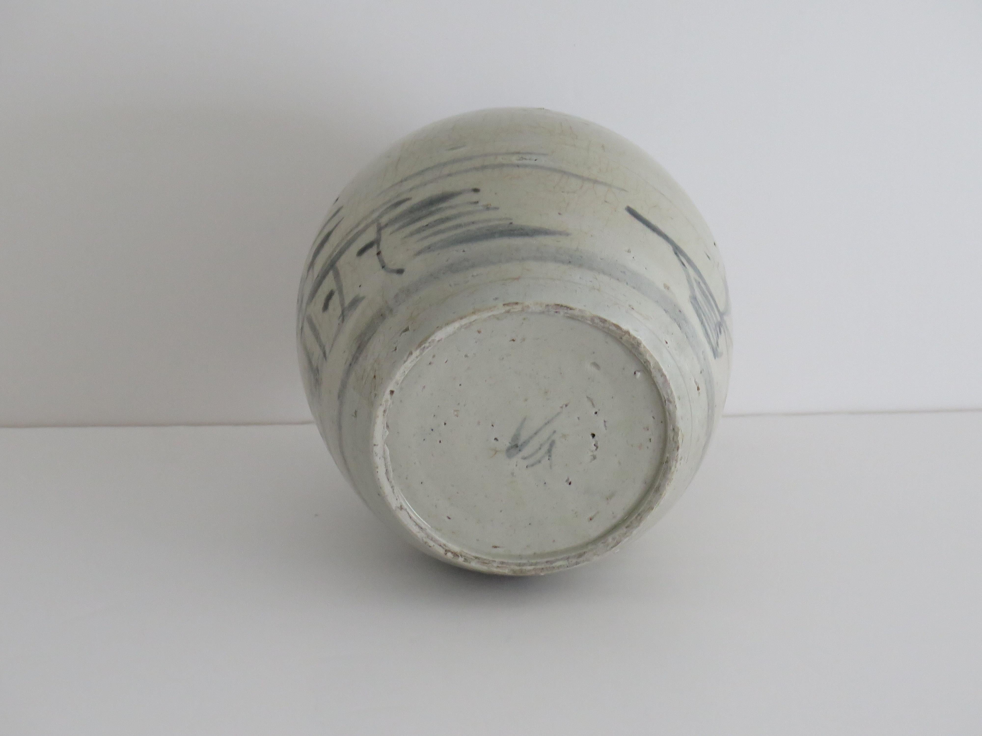 Jarre d'exportation chinoise de la fin du Ming Provincial Peint à la main glaçure céladon, 17ème siècle en vente 10
