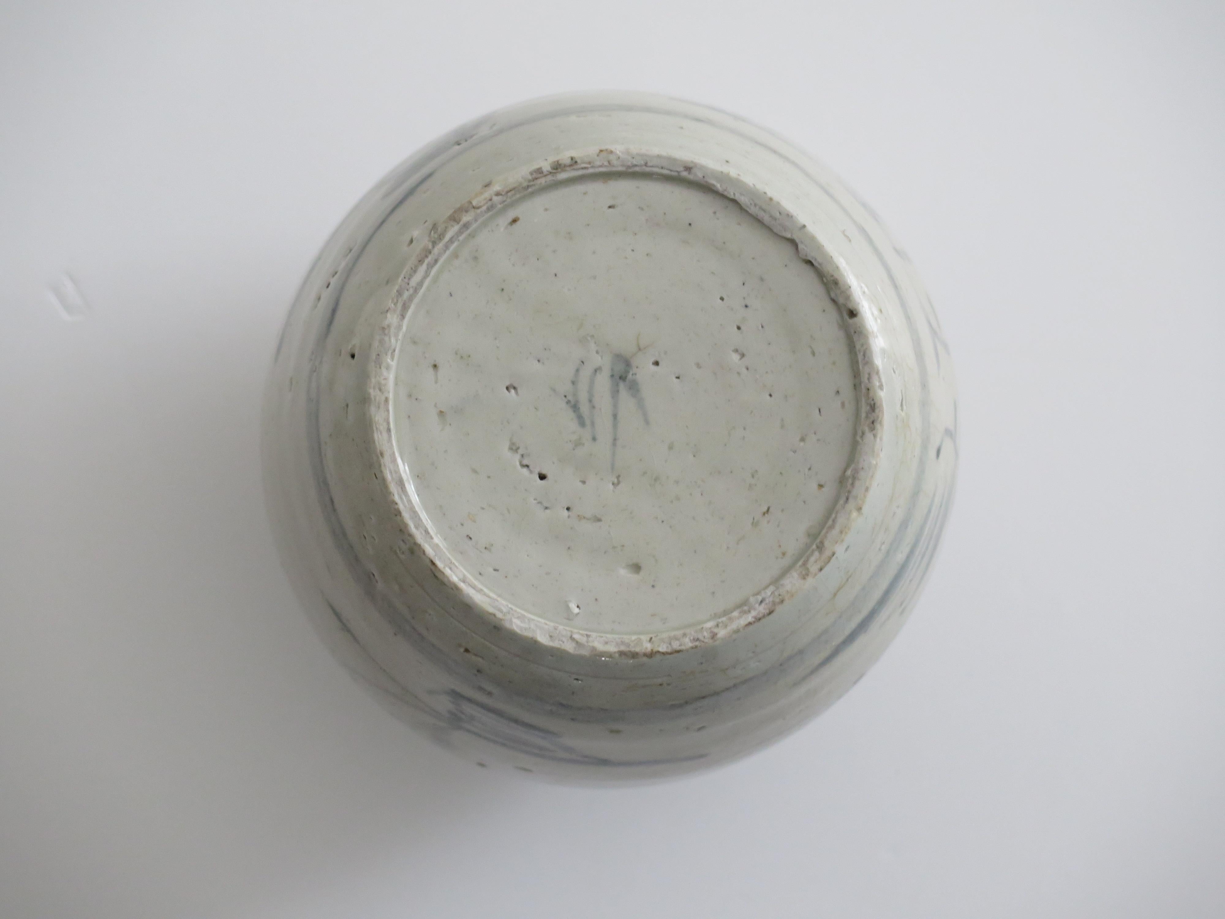 Jarre d'exportation chinoise de la fin du Ming Provincial Peint à la main glaçure céladon, 17ème siècle en vente 11