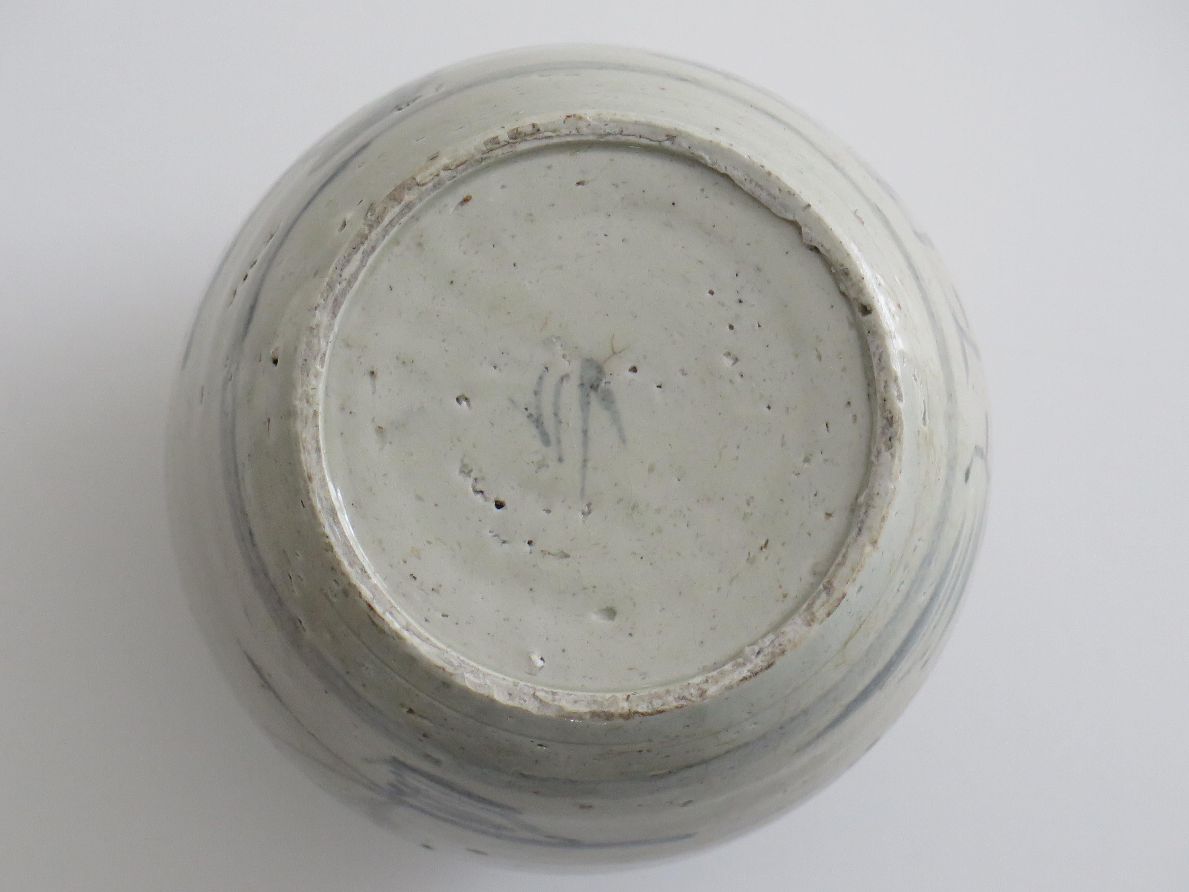 Jarre d'exportation chinoise de la fin du Ming Provincial Peint à la main glaçure céladon, 17ème siècle en vente 12