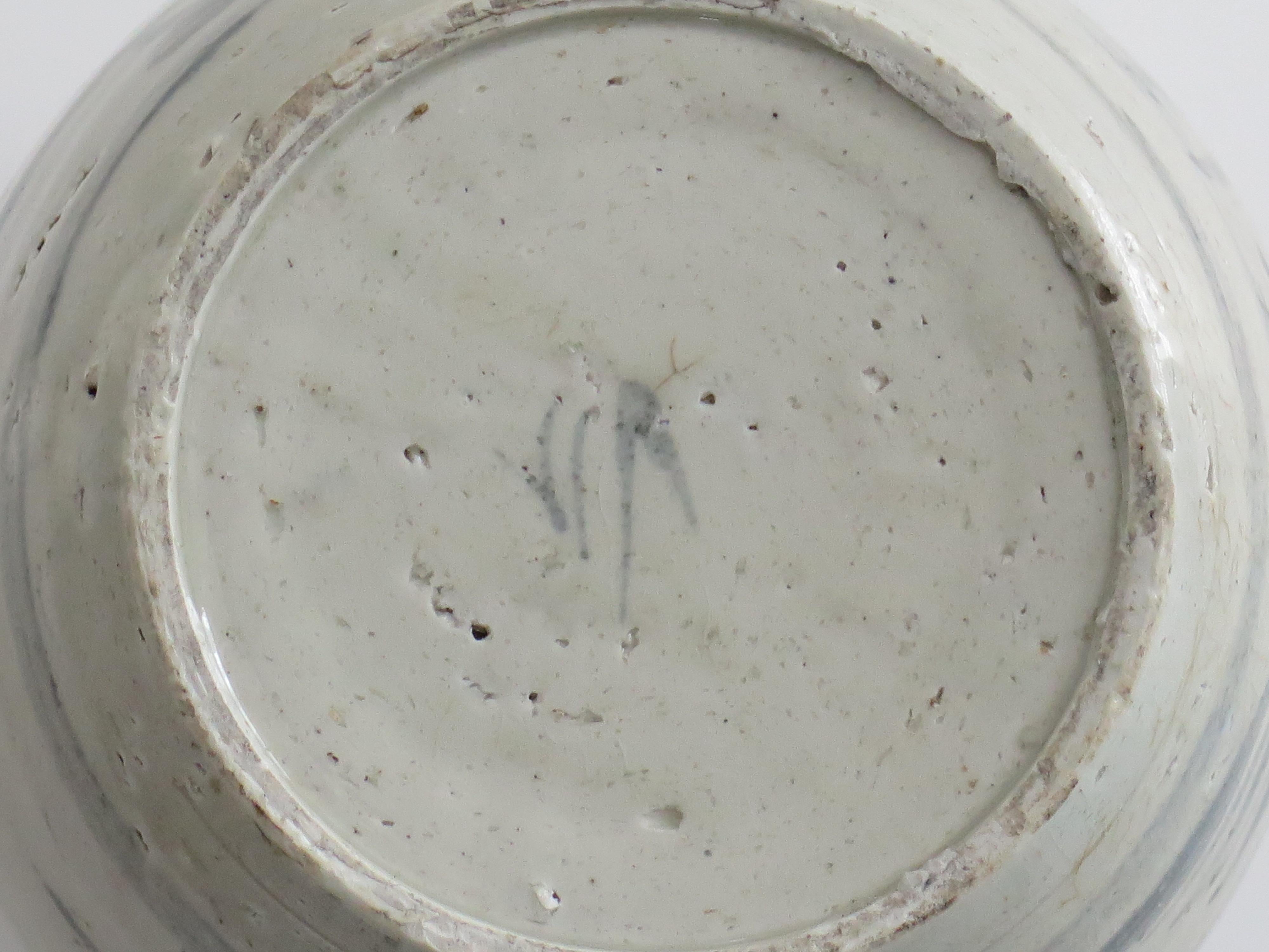 Jarre d'exportation chinoise de la fin du Ming Provincial Peint à la main glaçure céladon, 17ème siècle en vente 13