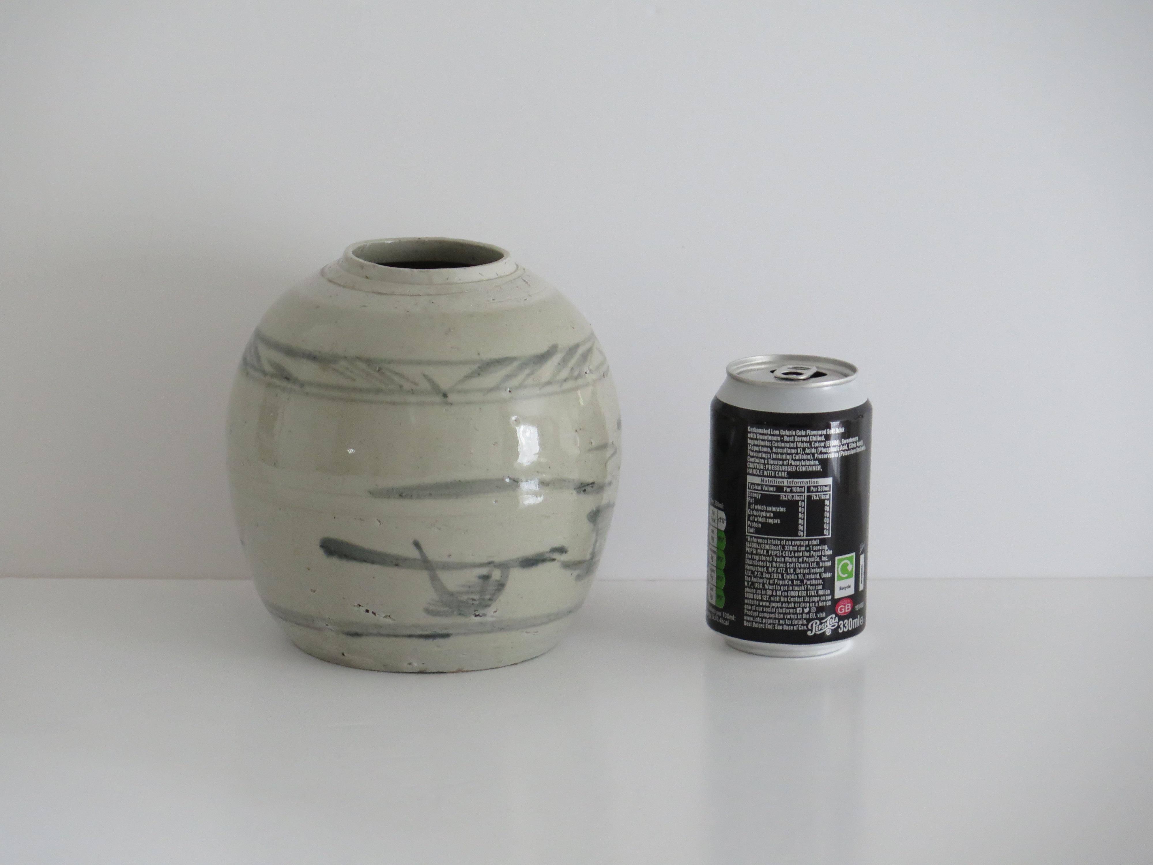 Jarre d'exportation chinoise de la fin du Ming Provincial Peint à la main glaçure céladon, 17ème siècle en vente 14