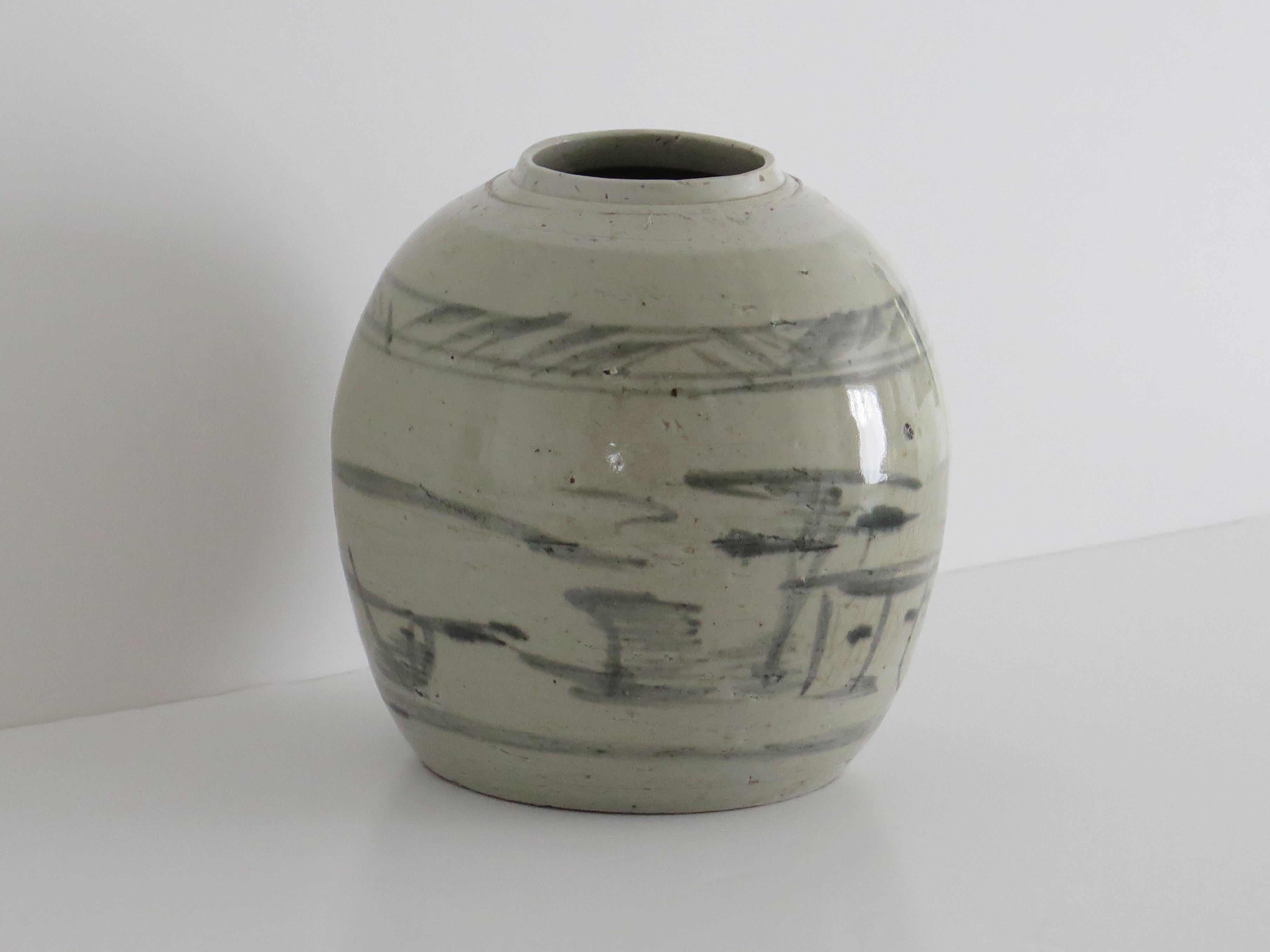 Exportation chinoise Jarre d'exportation chinoise de la fin du Ming Provincial Peint à la main glaçure céladon, 17ème siècle en vente