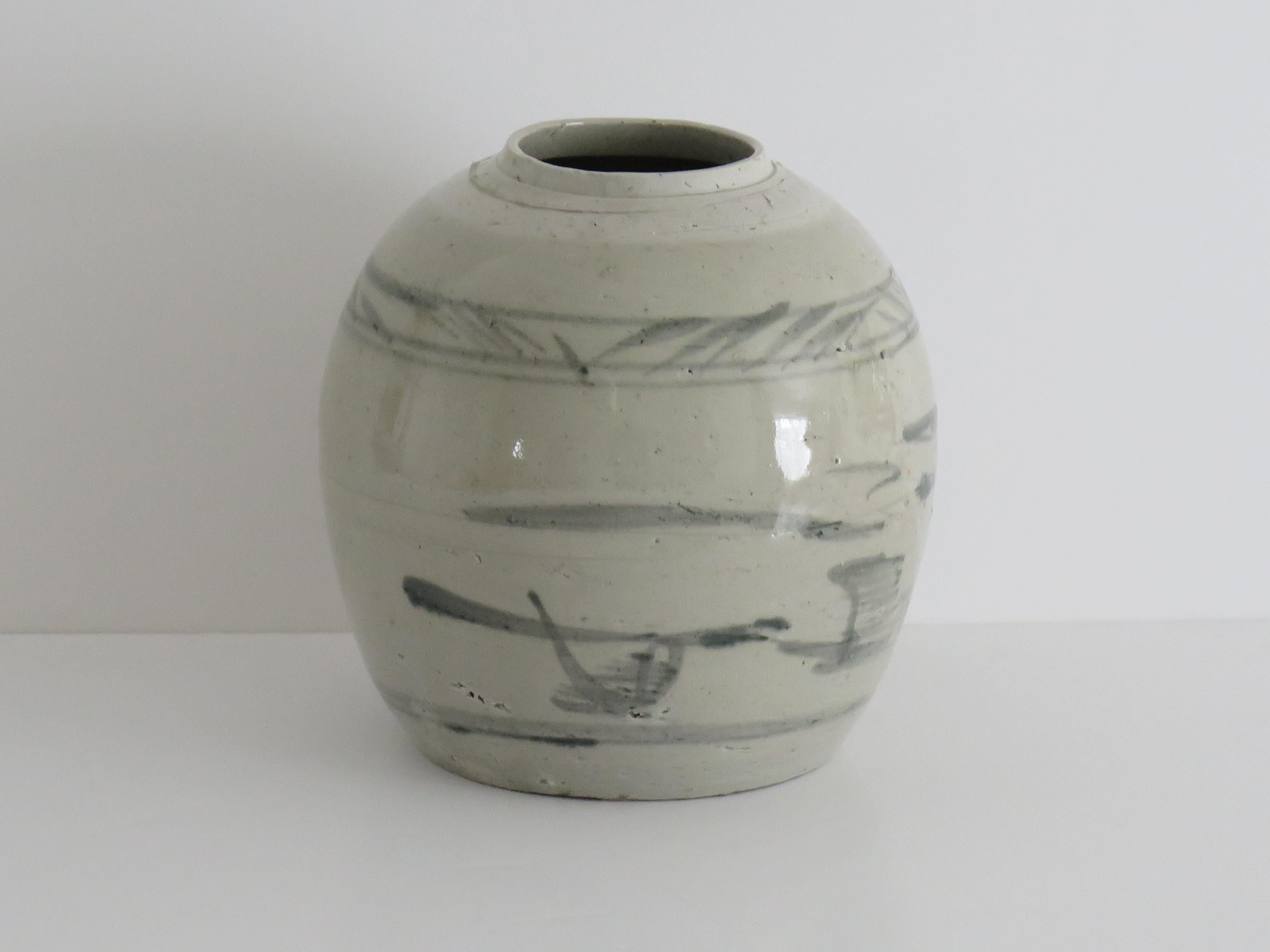 Jarre d'exportation chinoise de la fin du Ming Provincial Peint à la main glaçure céladon, 17ème siècle Bon état - En vente à Lincoln, Lincolnshire