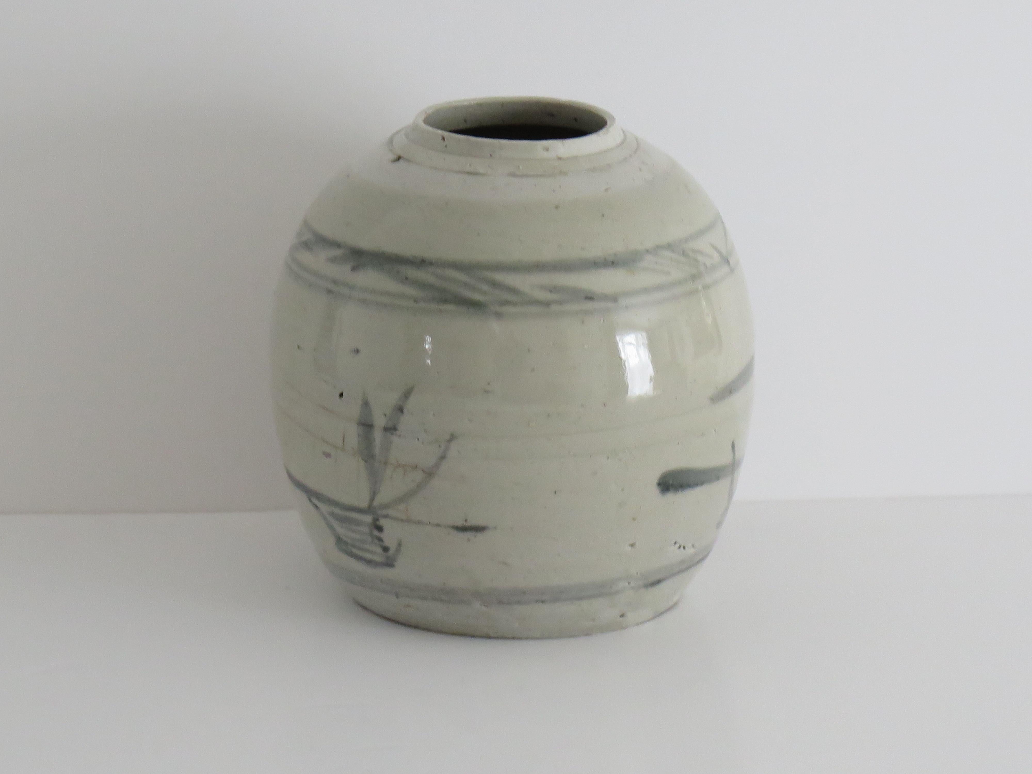 Céramique Jarre d'exportation chinoise de la fin du Ming Provincial Peint à la main glaçure céladon, 17ème siècle en vente